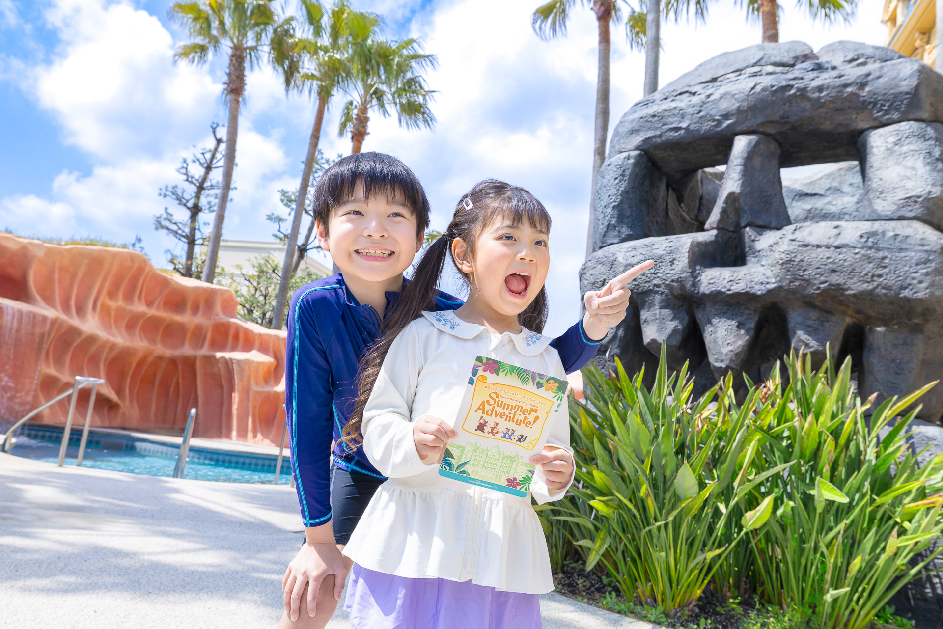 夏らしいプールサイドでも宝探しに挑戦可能だ