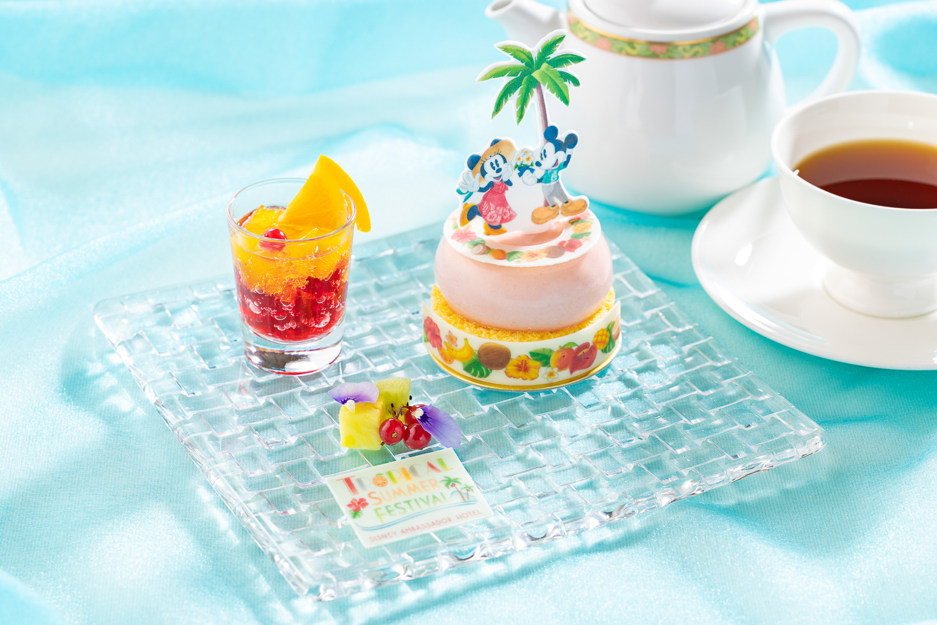 「ハイピリオン・ラウンジ」のケーキセット（3000円）