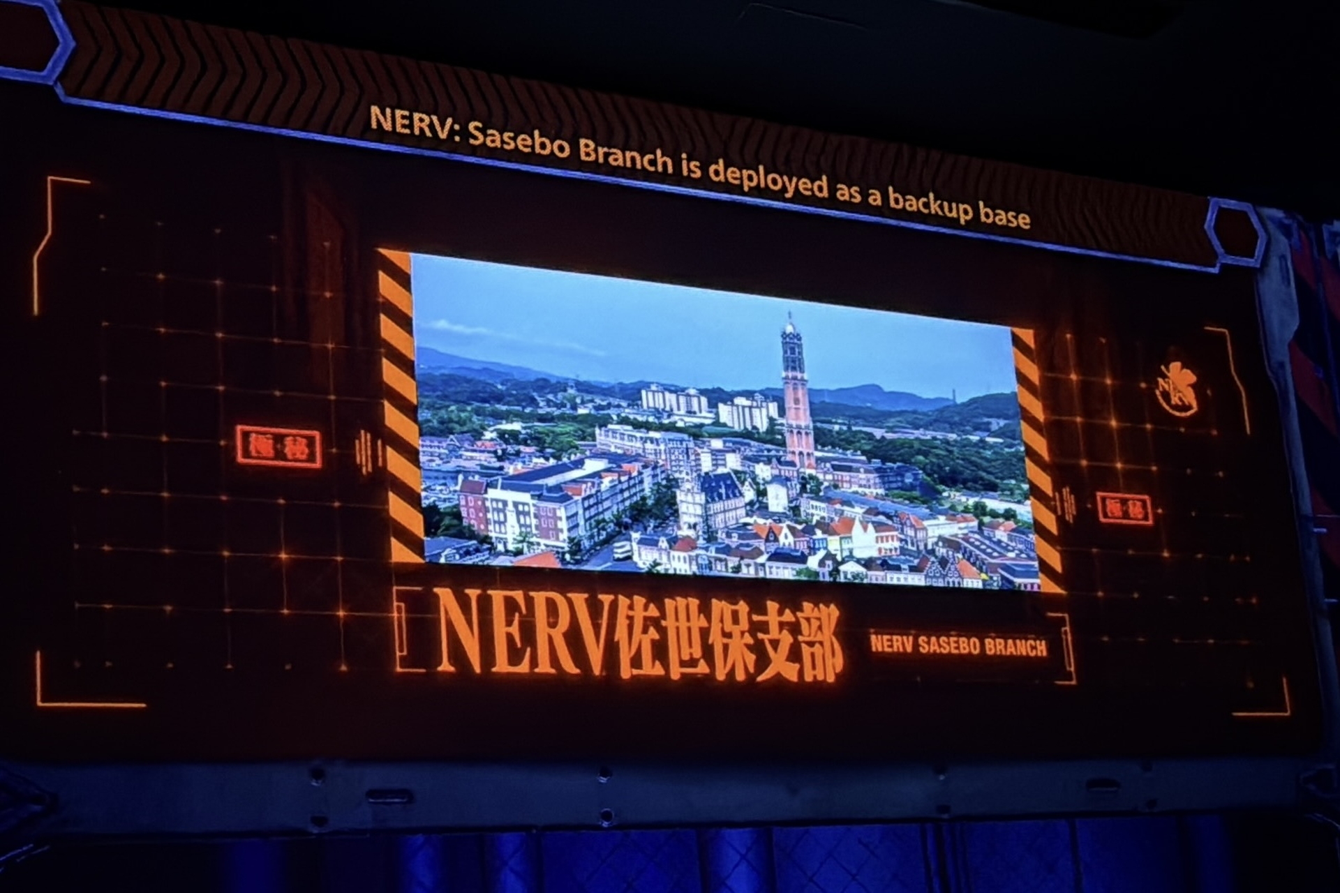 プレショーでは物語の設定を簡単に説明してくれる ※通常は撮影禁止エリア