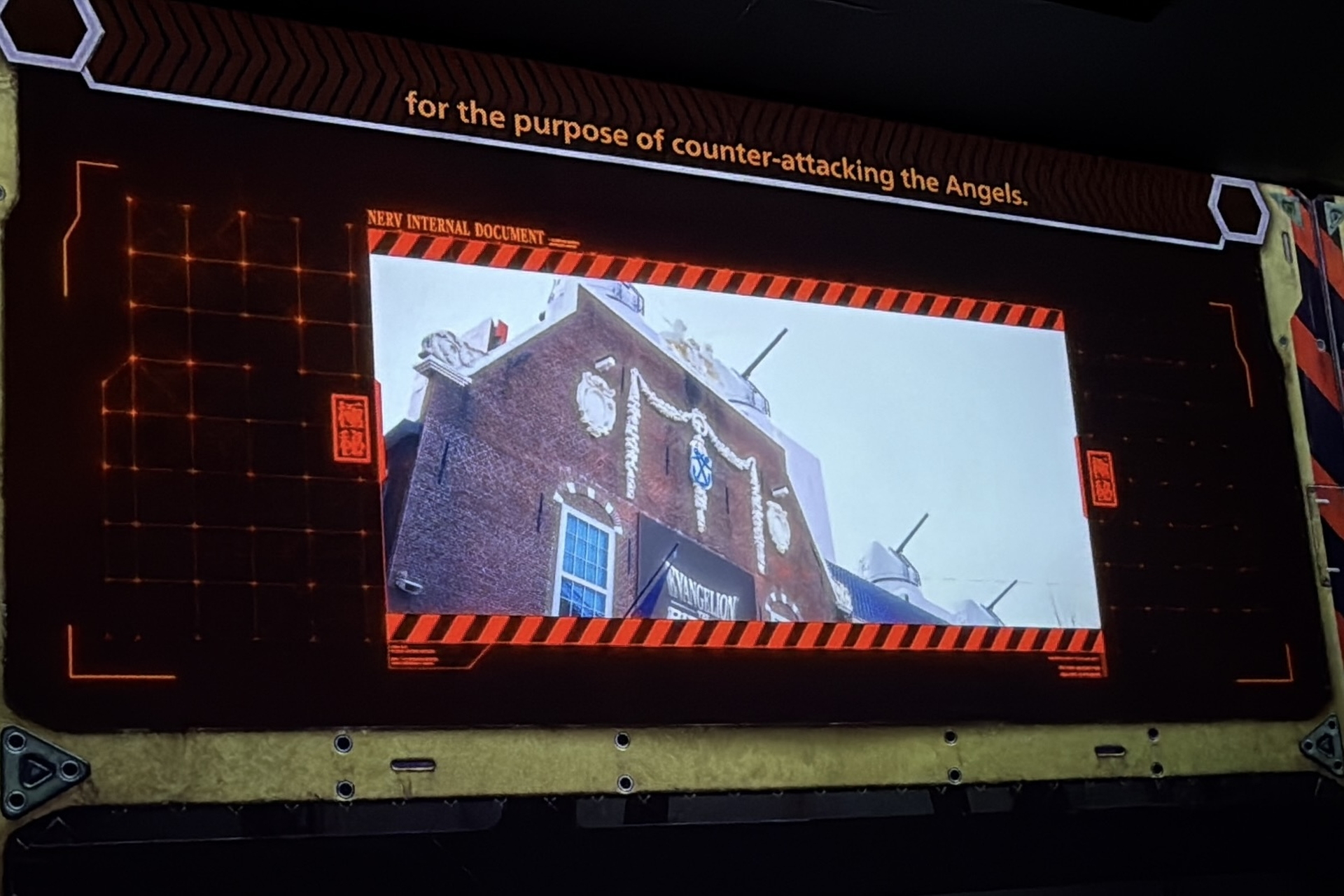 プレショーでは物語の設定を簡単に説明してくれる ※通常は撮影禁止エリア