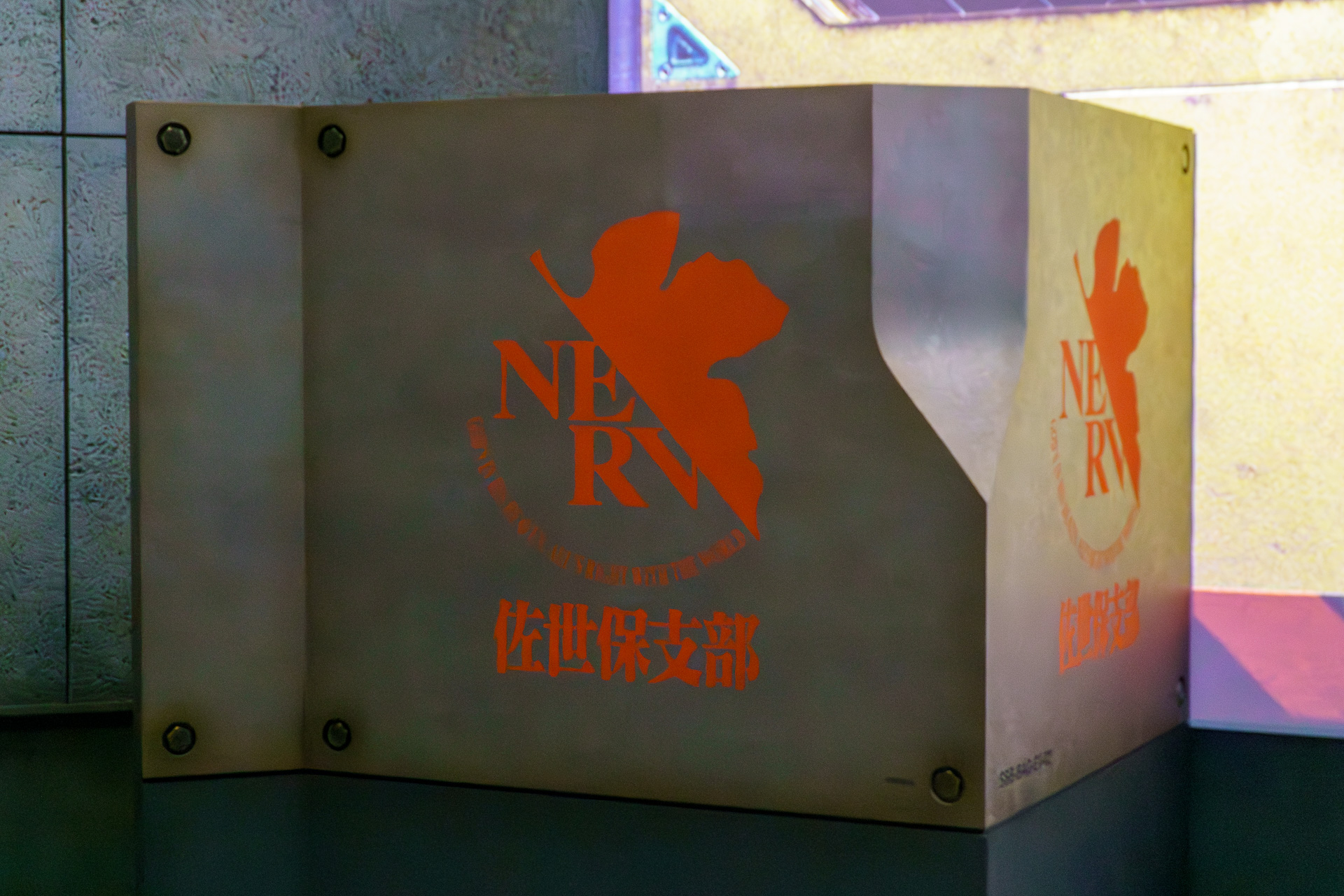 プレショーが行なわれる「臨時司令室直通中央昇降機」内の様子 ※通常は撮影禁止エリア