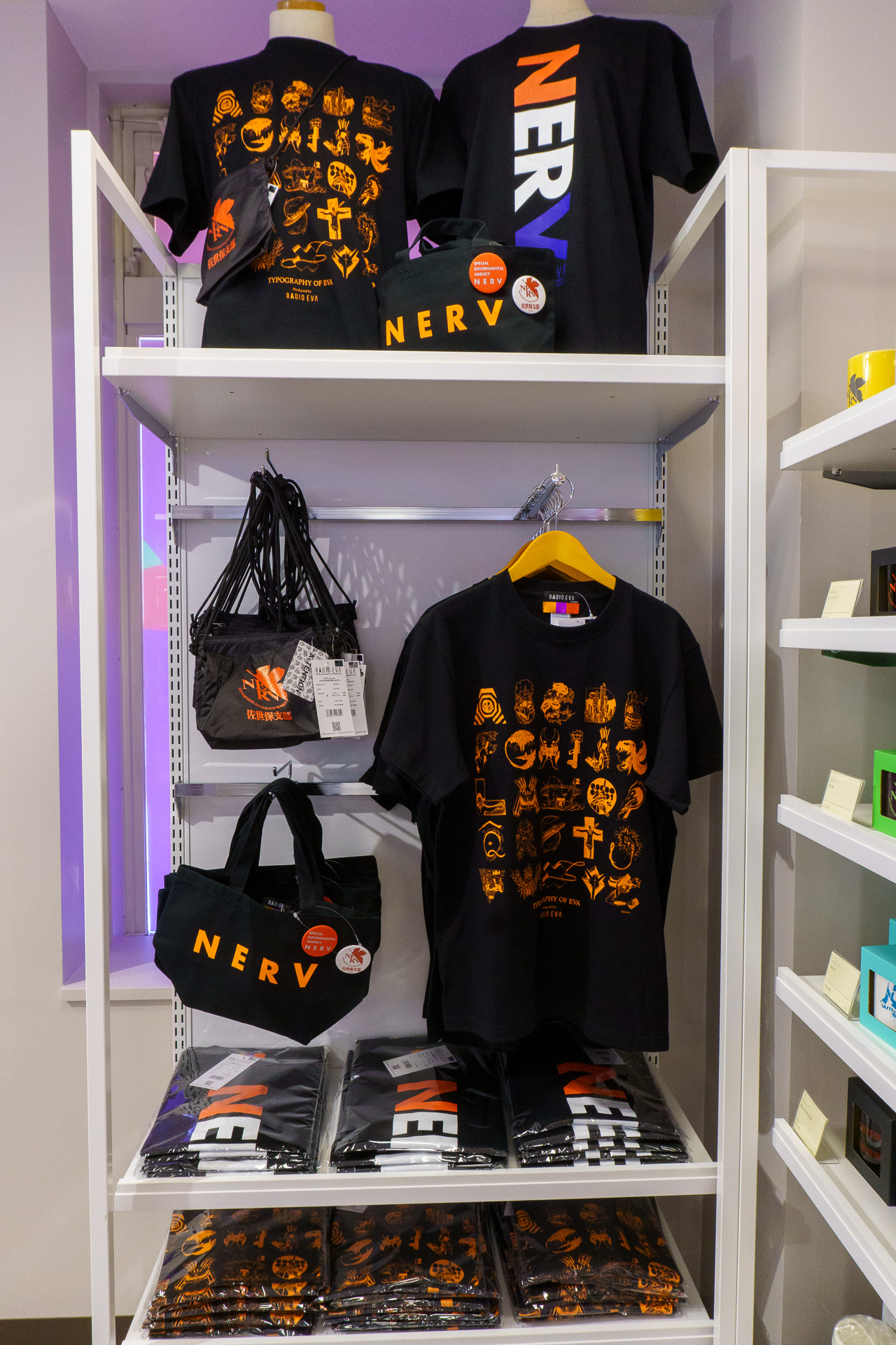 「Radio Eva（ラヂオエヴァ）」コラボグッズ（Tシャツ5800円、ランチトート＋缶バッジ3500円）