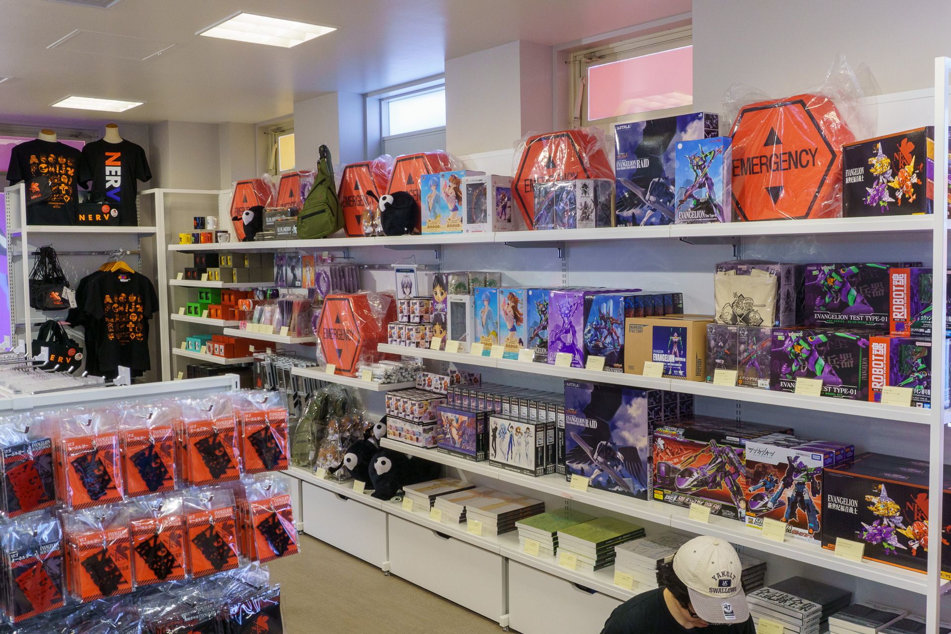 パーク外でも販売しているエヴァンゲリオン公式グッズも取り扱っている