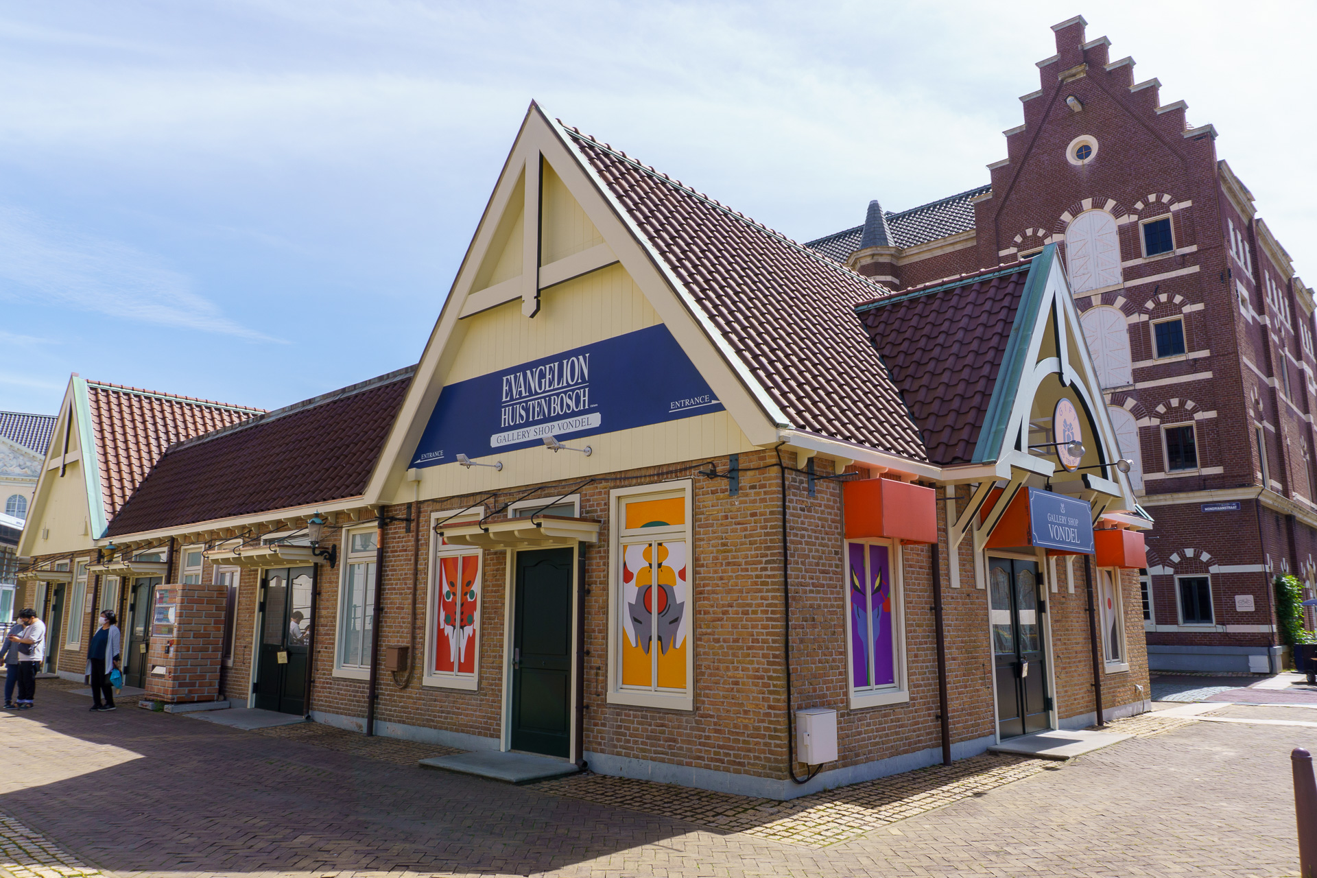 グッズショップの場所は、アトラクションタウンの奥・3階建てメリーゴーランド付近