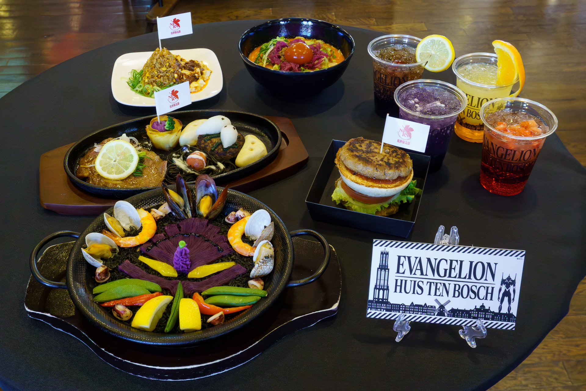 各レストランの期間限定メニューとして販売するエヴァコラボグルメ