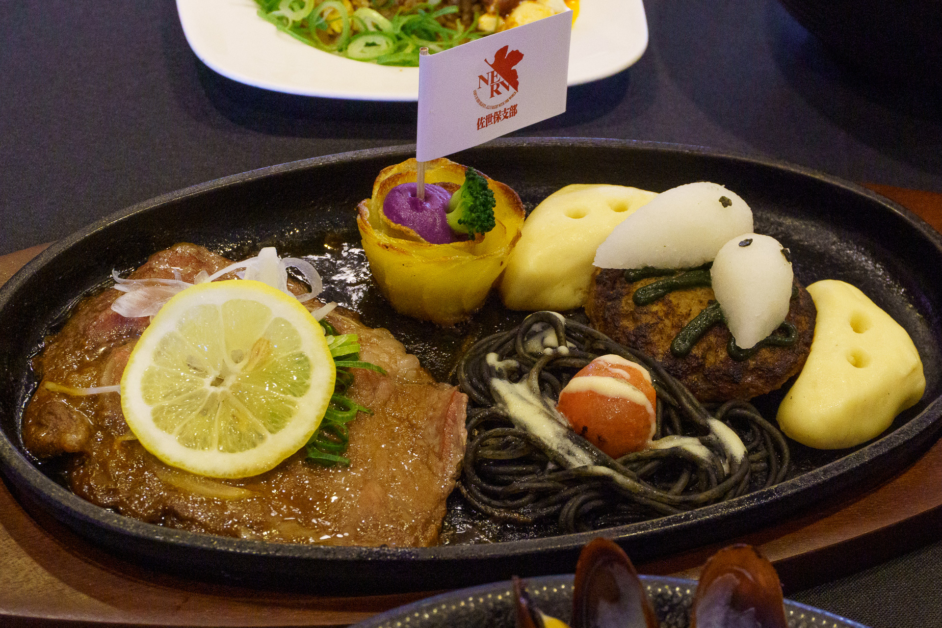 ロード・レーウ「使徒、襲来　レモンステーキ＆ハンバーグプレート」（2500円）