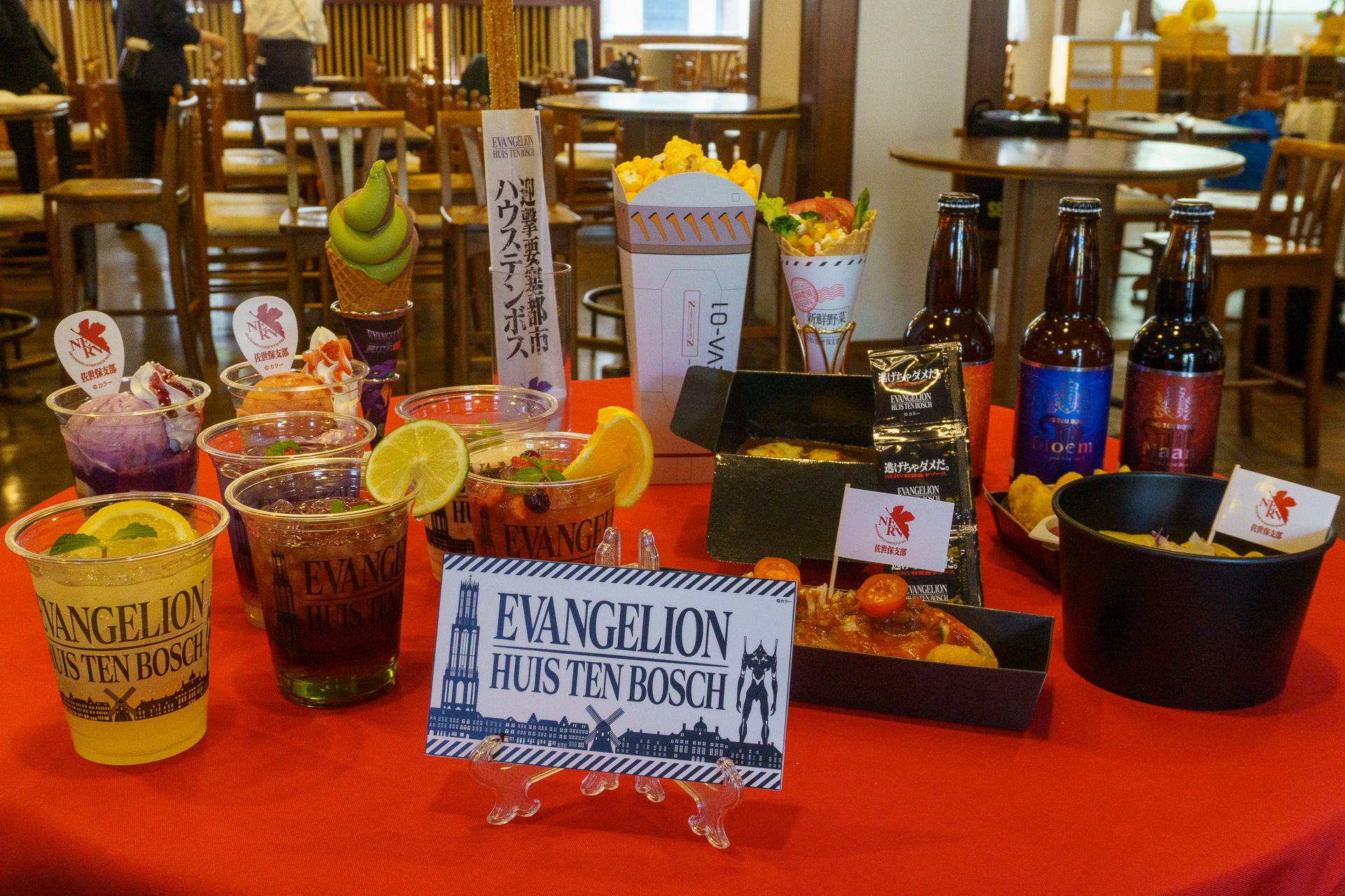 チーズワーフ1階で提供するメニューの集合写真（後列のソフトクリーム・チュロス・ポップコーンは別店舗）