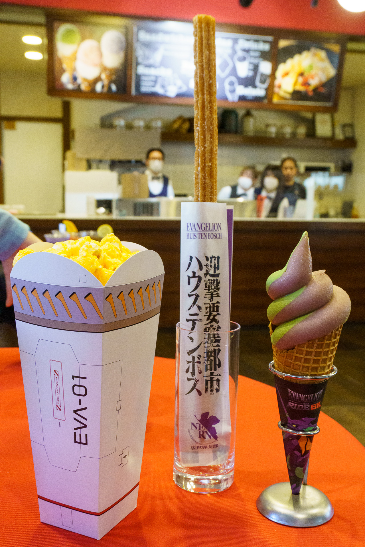 販売メニューの一部。左から、初号機ソフトクリーム（600円）、NERV佐世保支部 特製チュロス（500円）、L.C.L.ポップコーン（600円）