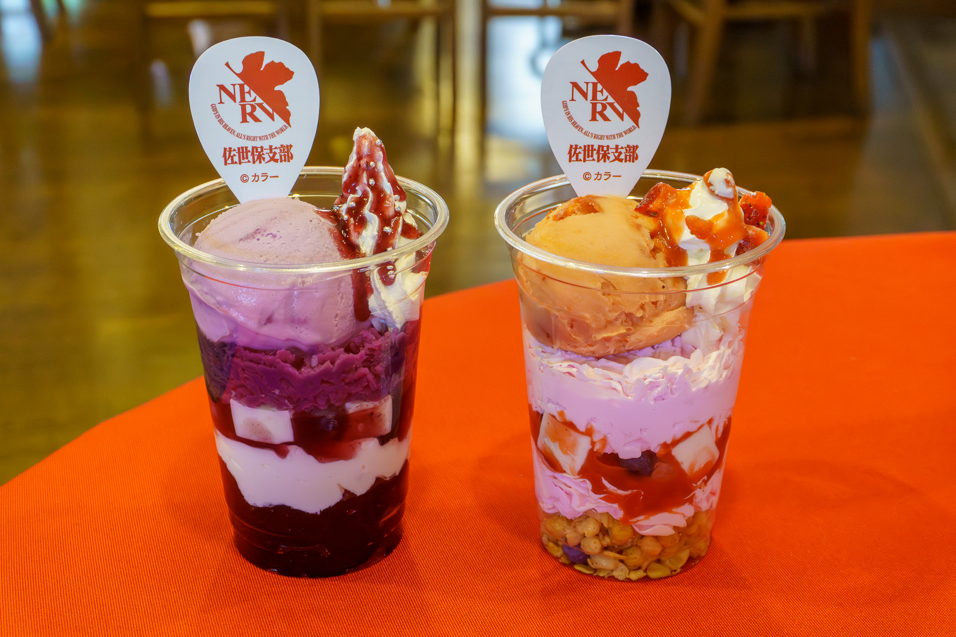 左から「君の心、パフェで救済でもいい？」（900円）、「これは姫専用なの」あんたにはあげないにゃんパフェ（900円）