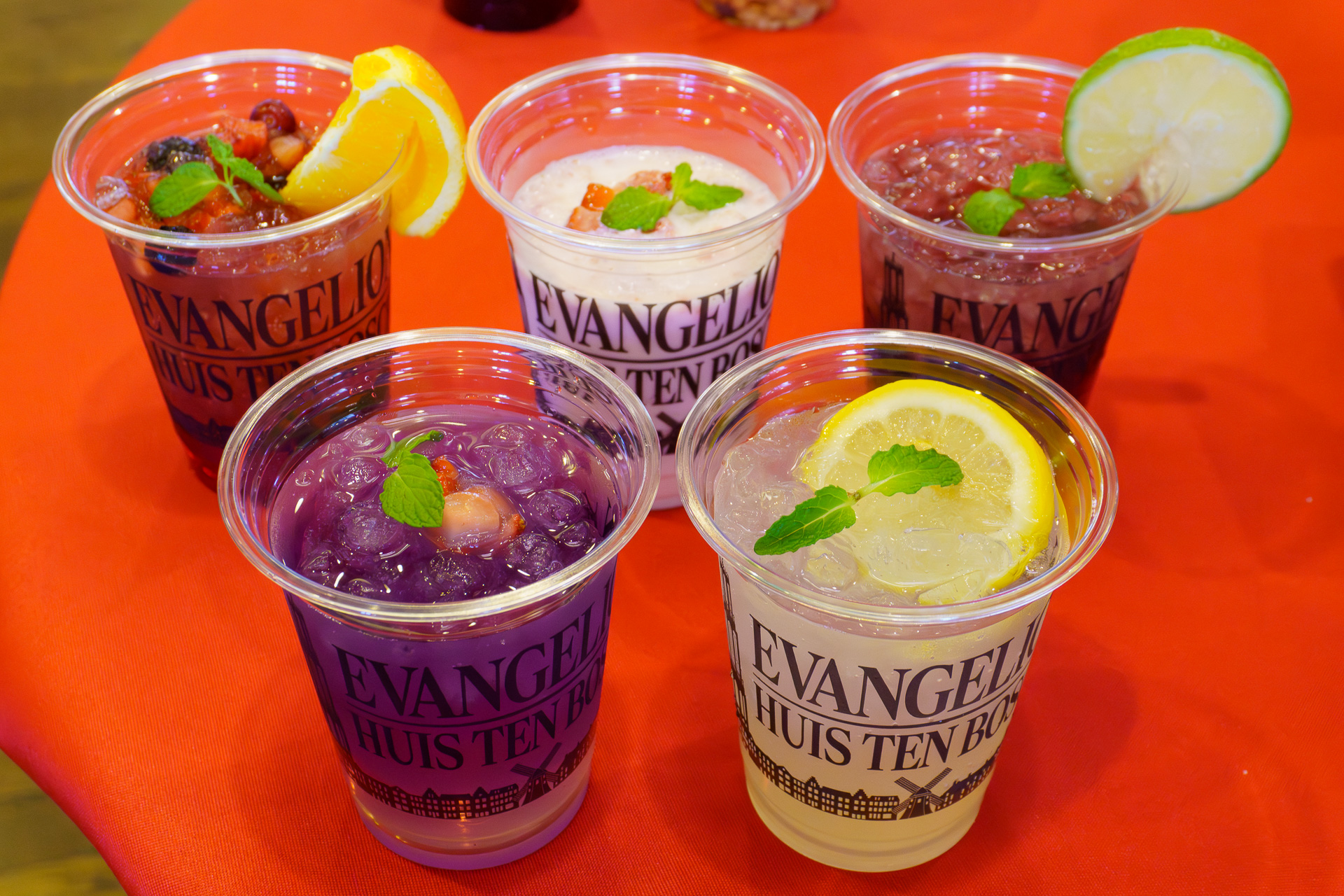 左奥から時計回りに、アスカのツンデレモード突入ドリンク～2号機～、マリの自由気ままなミルクスムージー～8号機～、シンジの覚醒ドリンク～初号機～、レイのサイレントレモネード～零号機～、カヲルの神秘的バタフライピーティー～Mark.06～（各800円）