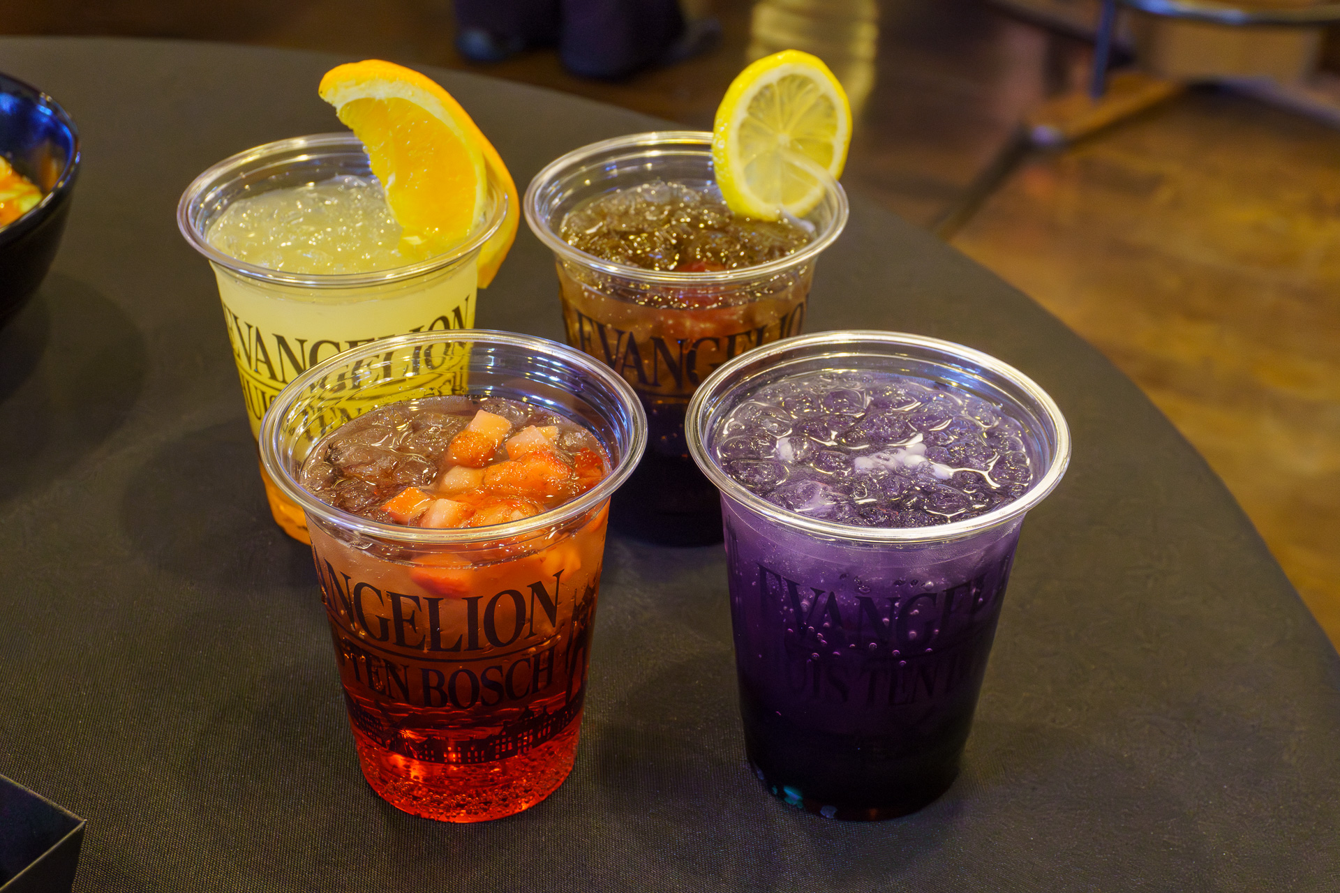 左奥から時計回りに、NERV特製L.C.Lオレンジスカッシュ、使徒、襲来　ブラックレモンスカッシュ、口の中でも暴走?!　グリーンアップルソーダ、2号機発進！　ストロベリーソーダ（各800円）