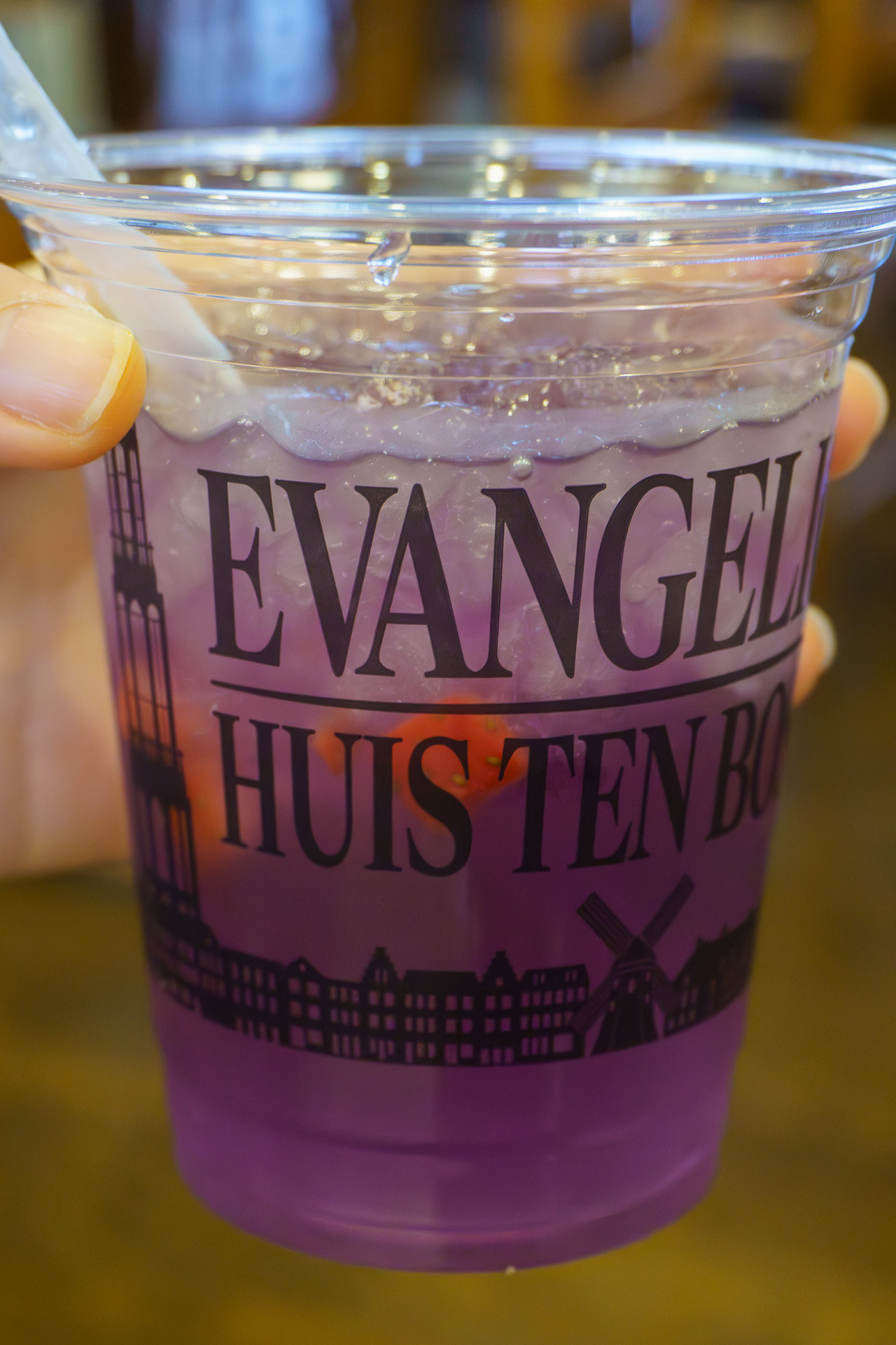 こちらは「カヲルの神秘的バタフライピーティー～Mark.06～」。2層を混ぜるとほんのり赤みを帯びた紫になる。正体はホワイトピーチシロップ×ハーブティーだが、独特な風味はなく飲みやすい