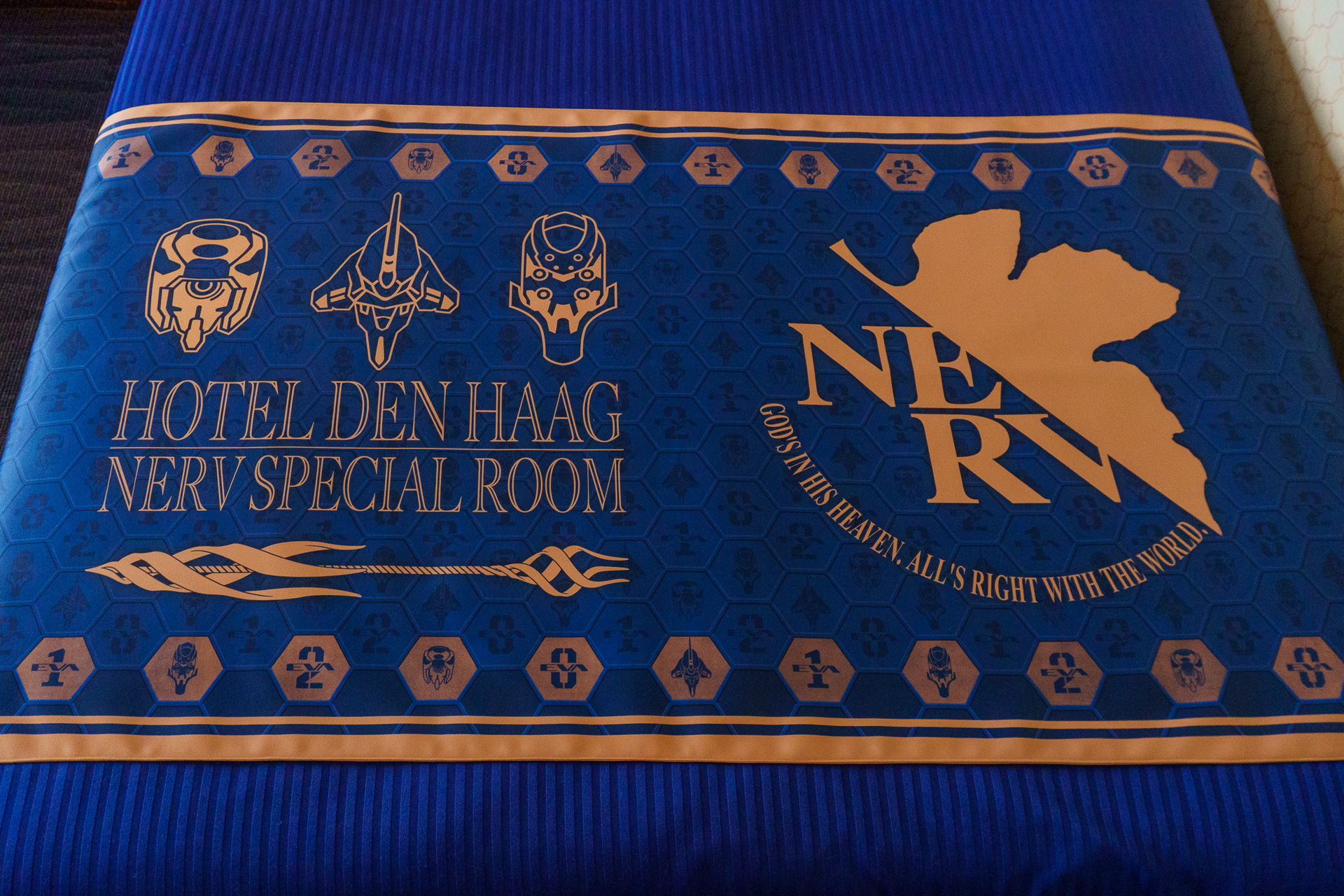 クッションやベッドスローもエヴァ仕様