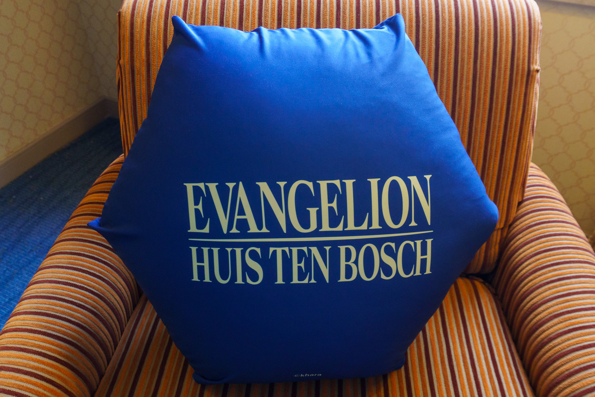 クッションやベッドスローもエヴァ仕様