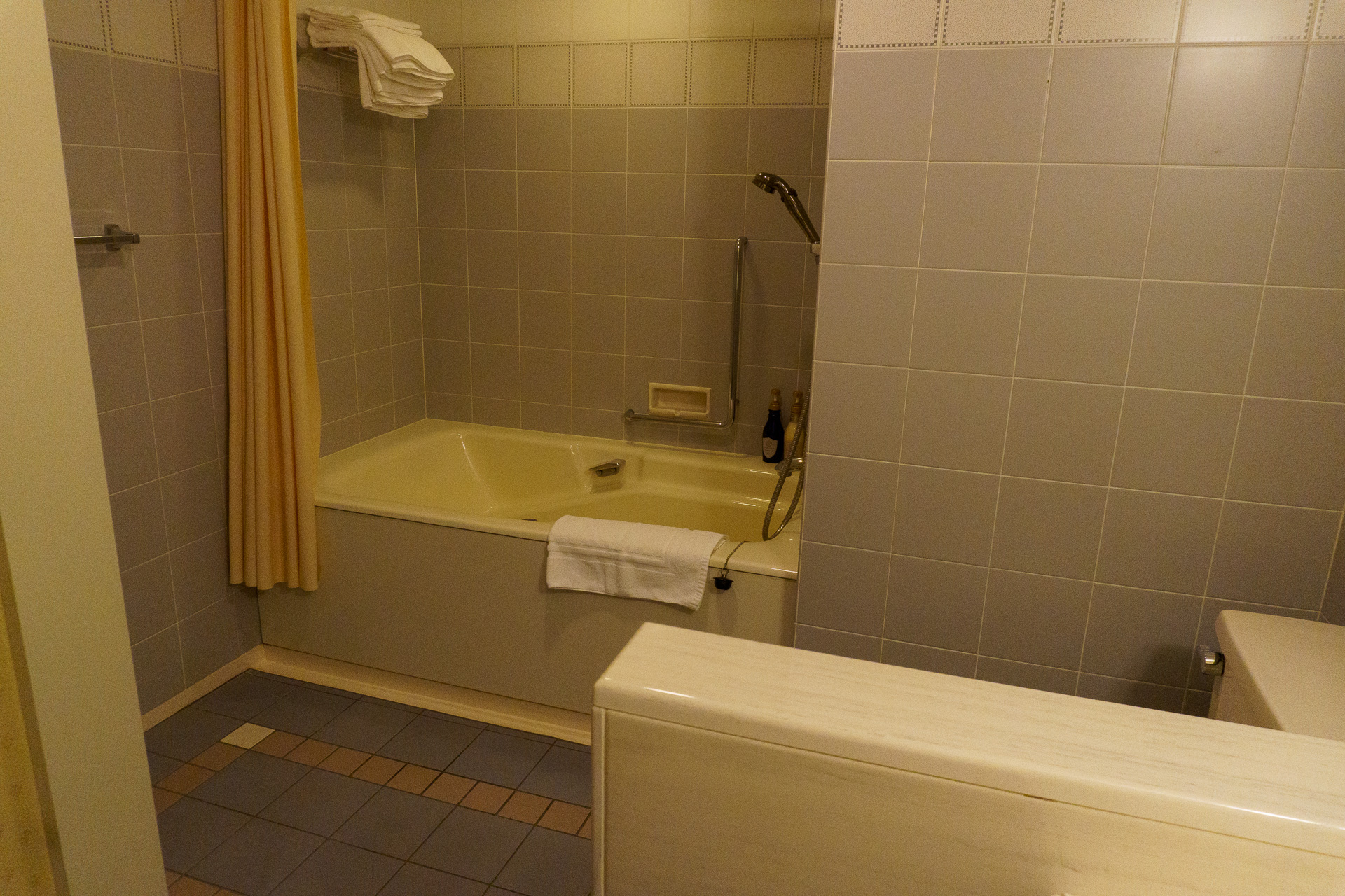 バスルームは通常通りの仕様だが、元からかなり豪華