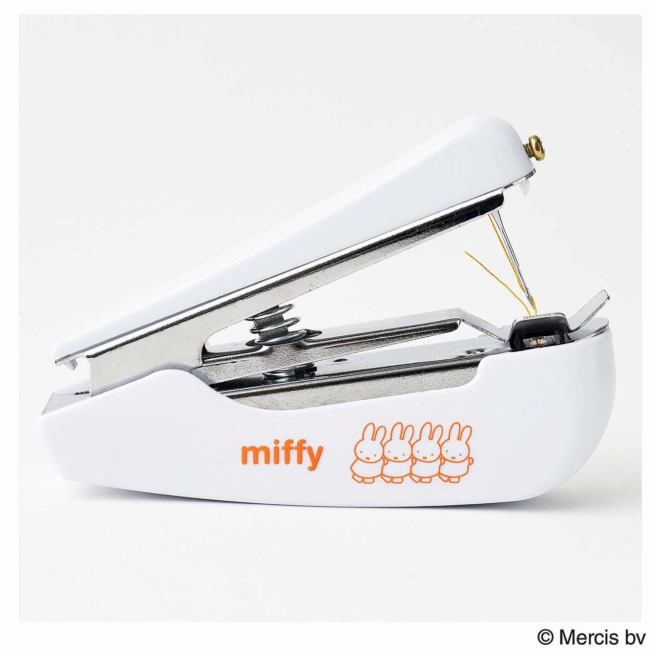 サイズ（幅×奥行×高さ）は、ハンディミシンが約4×10.5×7cm、缶ケースが約15.4×9.4×4.5cm。糸、糸切りはさみ、糸とおしも付属