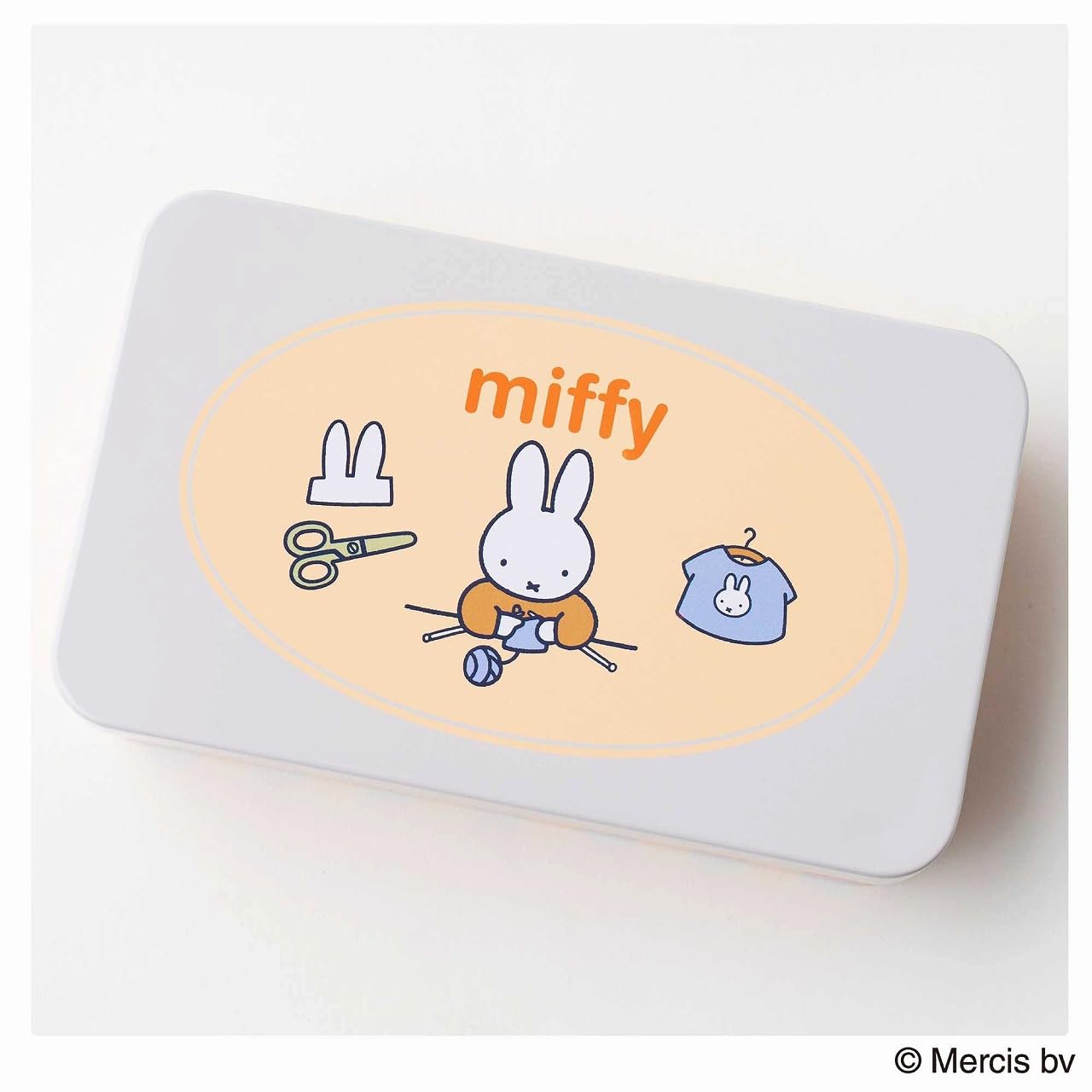 サイズ（幅×奥行×高さ）は、ハンディミシンが約4×10.5×7cm、缶ケースが約15.4×9.4×4.5cm。糸、糸切りはさみ、糸とおしも付属