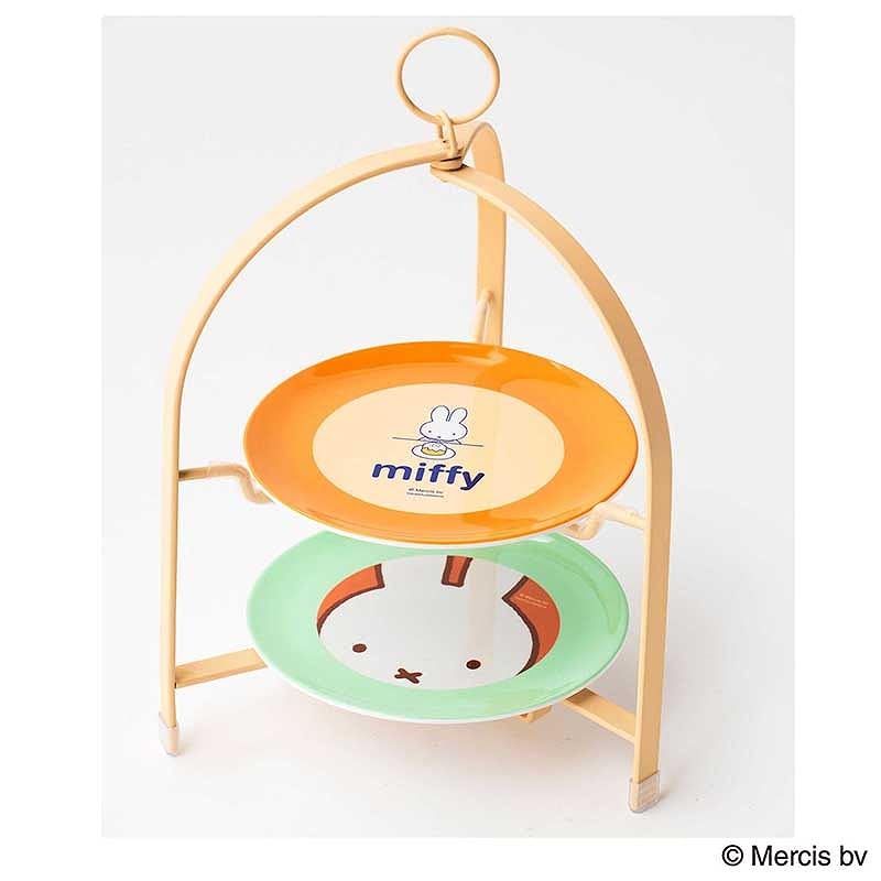 デザインの異なる2枚のカラー皿は、どちらを上にしても○。スイーツはもちろん、サンドイッチやおかずなどのセイボリーをのせてもかわいい