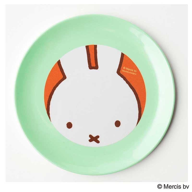 デザインの異なる2枚のカラー皿は、どちらを上にしても○。スイーツはもちろん、サンドイッチやおかずなどのセイボリーをのせてもかわいい