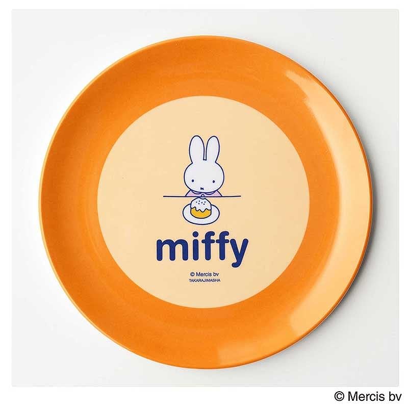 デザインの異なる2枚のカラー皿は、どちらを上にしても○。スイーツはもちろん、サンドイッチやおかずなどのセイボリーをのせてもかわいい