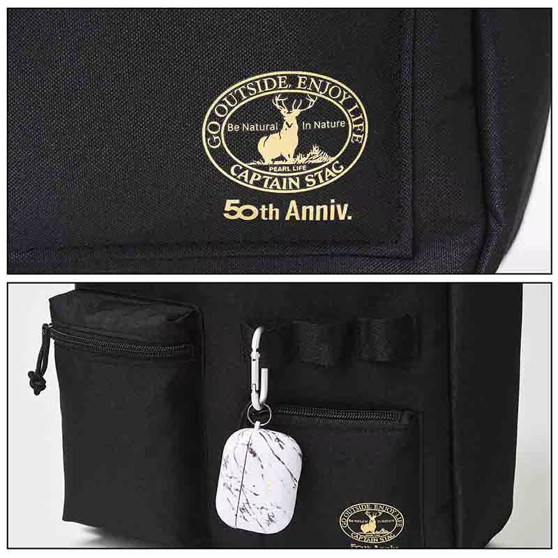 「キャプテンスタッグ」50周年ロゴ入り。機能的なファスナーポケットやボトルホルダー、キャリーバー通しが備わる