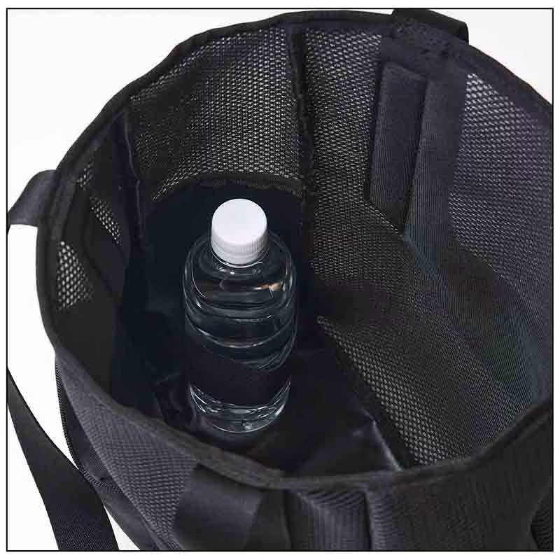 「キャプテンスタッグ」50周年ロゴ入り。機能的なファスナーポケットやボトルホルダー、キャリーバー通しが備わる