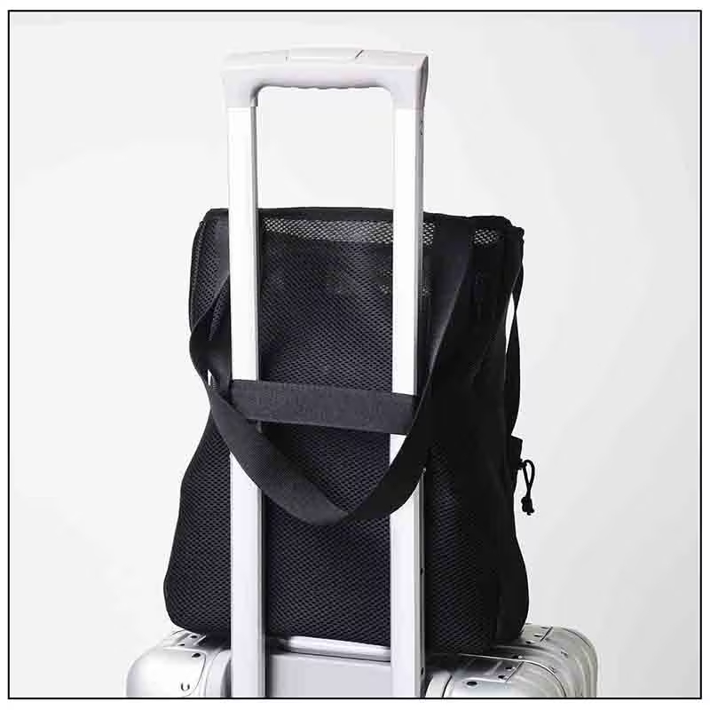 「キャプテンスタッグ」50周年ロゴ入り。機能的なファスナーポケットやボトルホルダー、キャリーバー通しが備わる