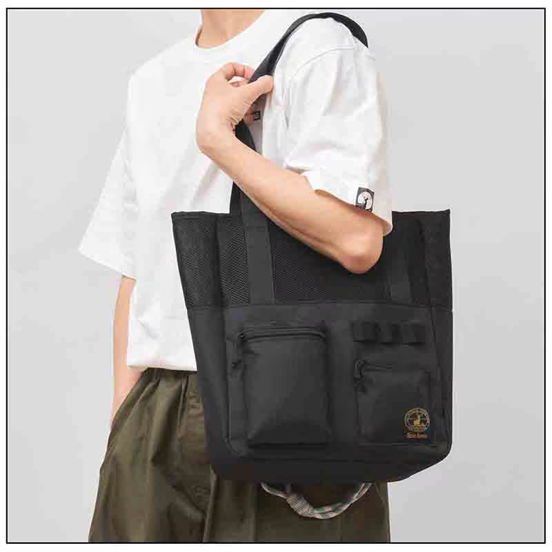 「キャプテンスタッグ」50周年ロゴ入り。機能的なファスナーポケットやボトルホルダー、キャリーバー通しが備わる