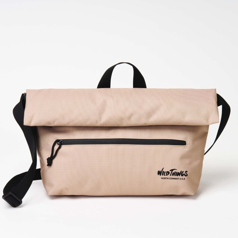 ロールトップ仕様がおしゃれなメッセンジャーバッグ。荷物の量にあわせてサイズ拡張できる