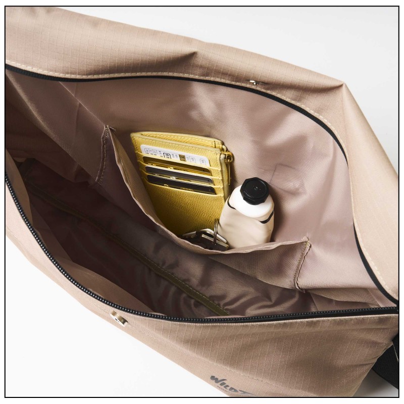 止水ファスナーの外ポケット、小物入れに便利な内ポケットが備わる