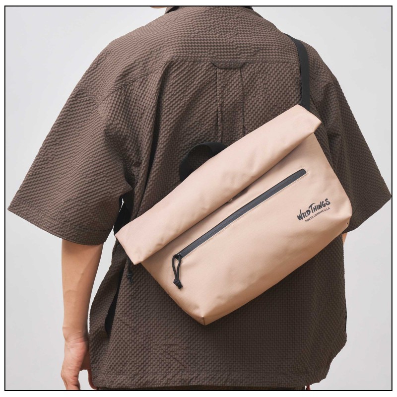 長さ調節可能なショルダーストラップで斜めがけスタイルに