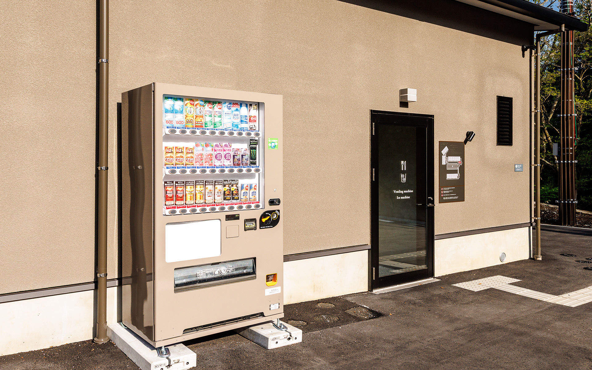 入口横に自動販売機を備えた建屋がある