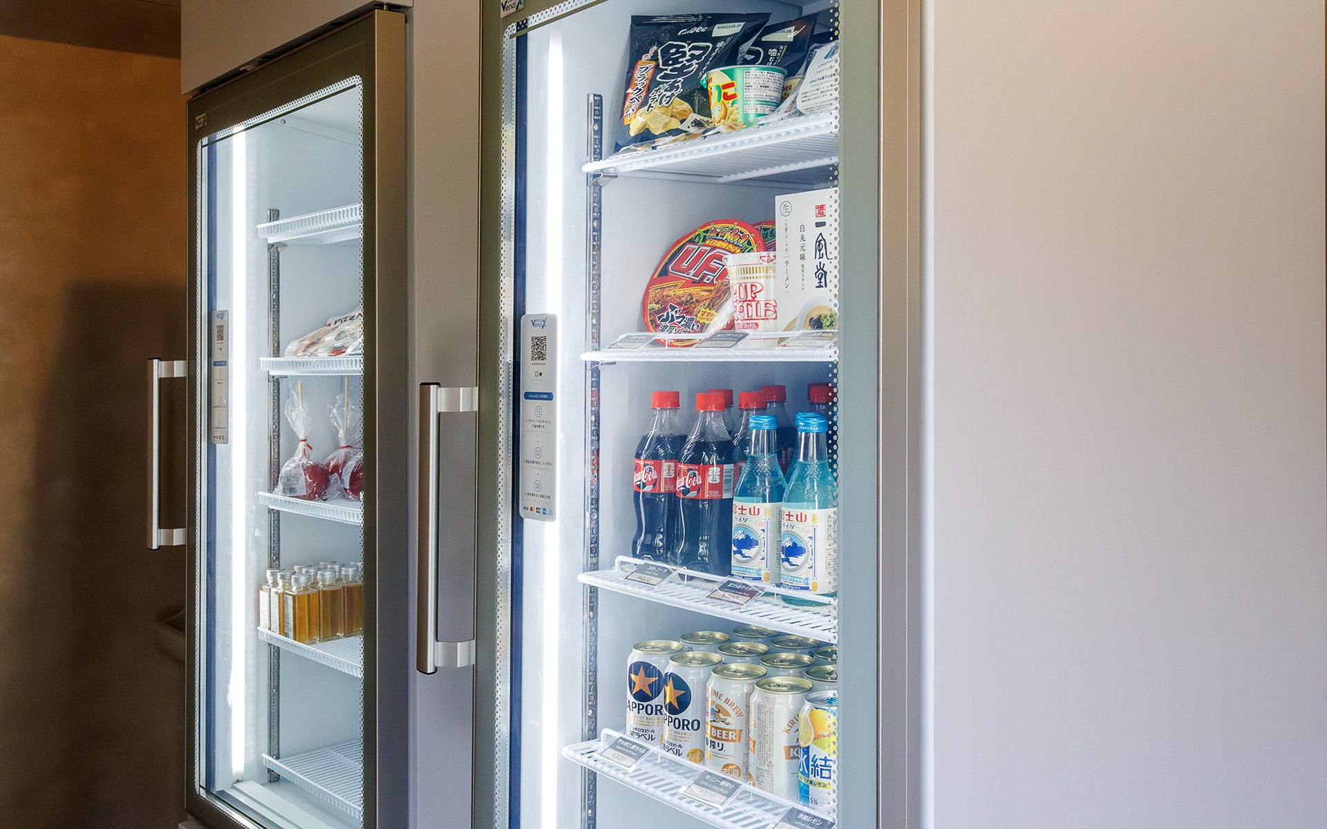 2台の自動販売機が並ぶ。決済はQRコードで行なう