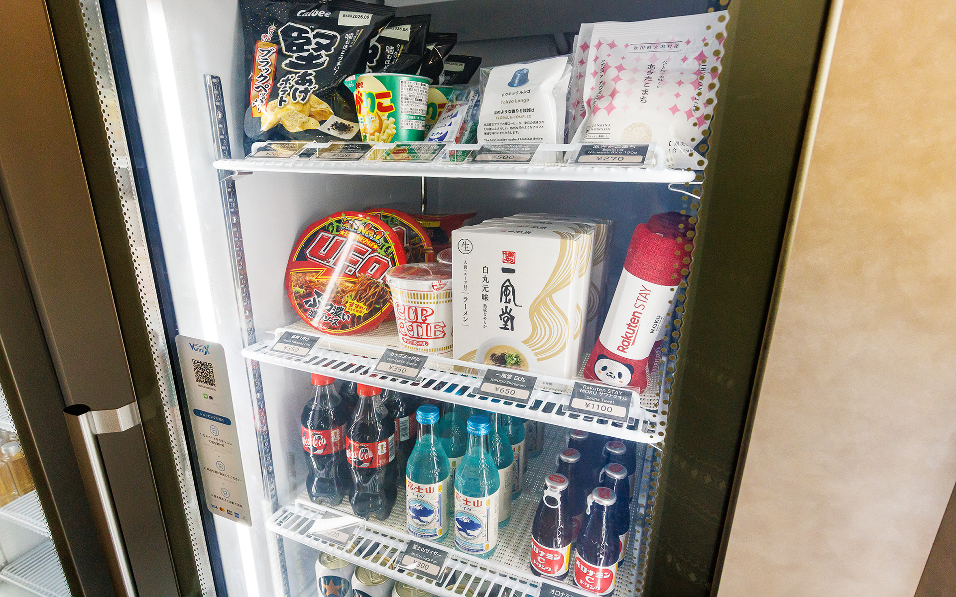 お菓子や飲料などもある