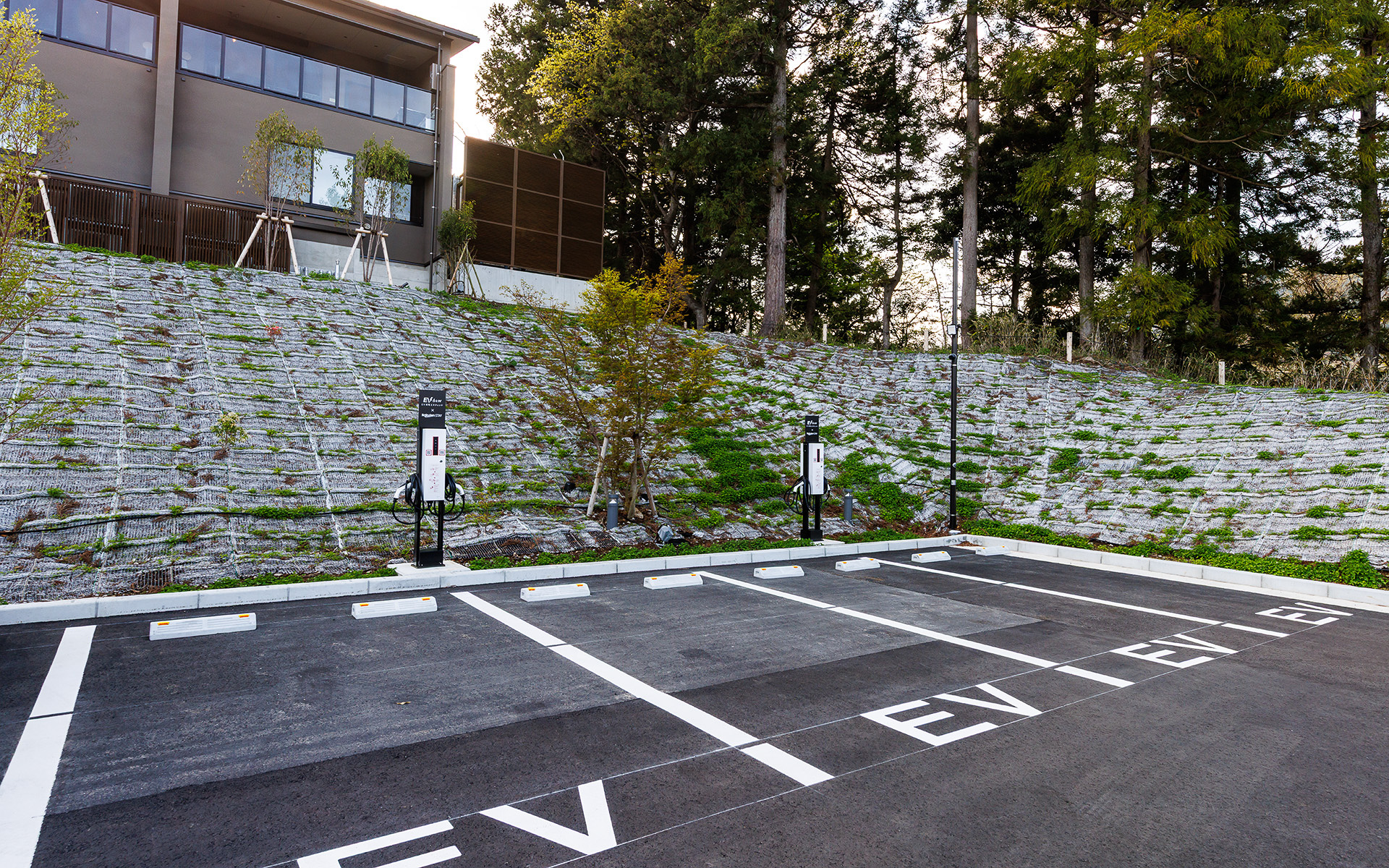 充電器を備えたEV用駐車スペースを用意。充電器の利用は有料