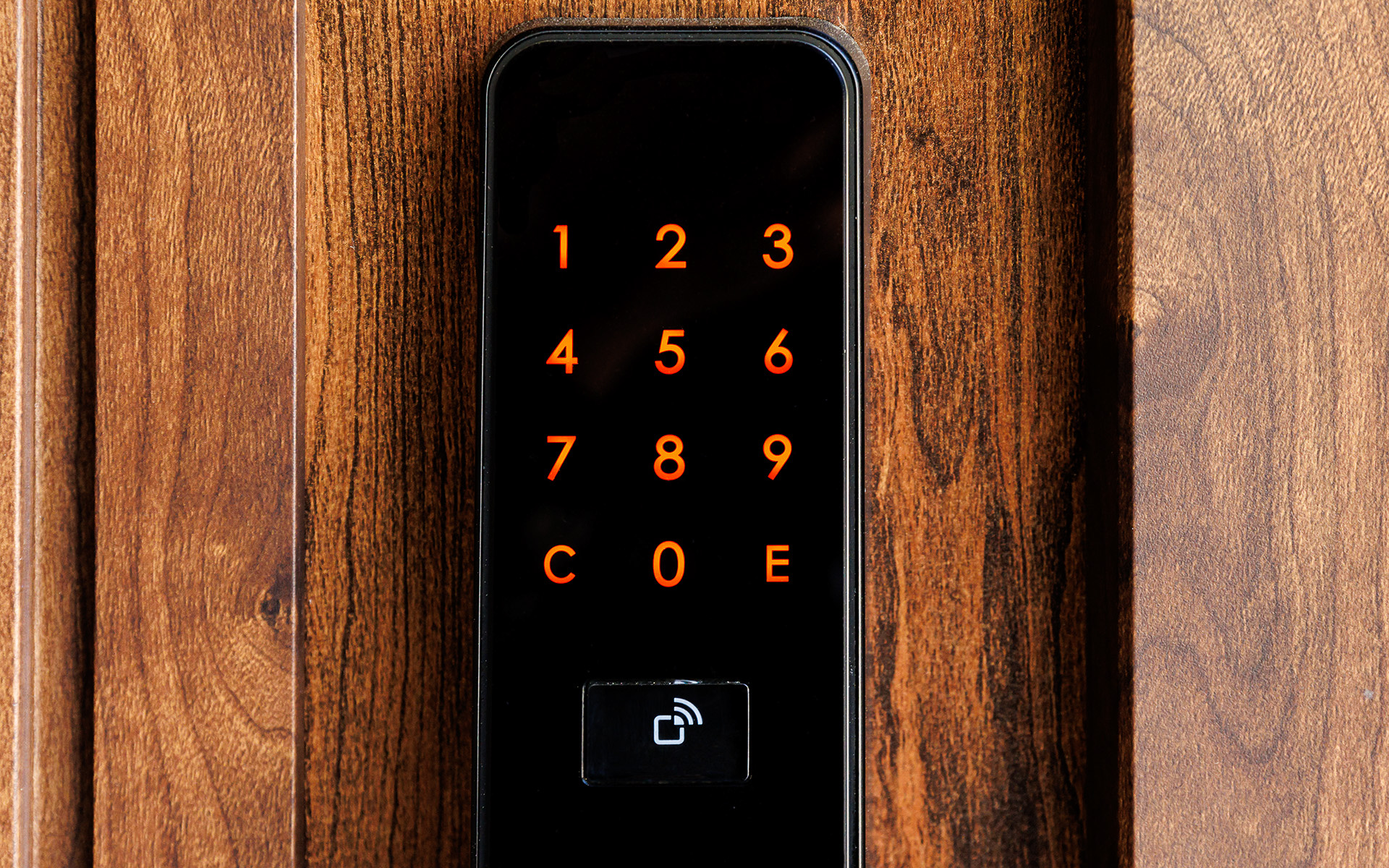 ドアに入室用のキーパッドを用意している