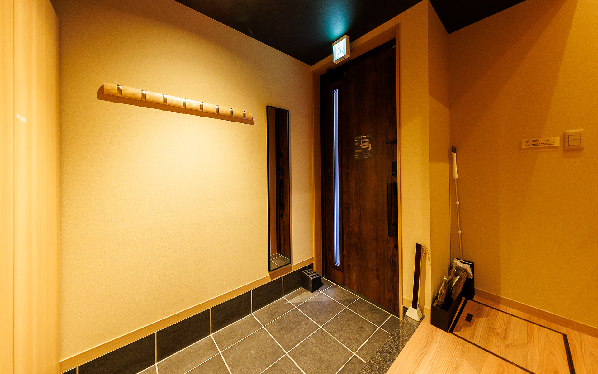 玄関。人数分のスリッパを用意する