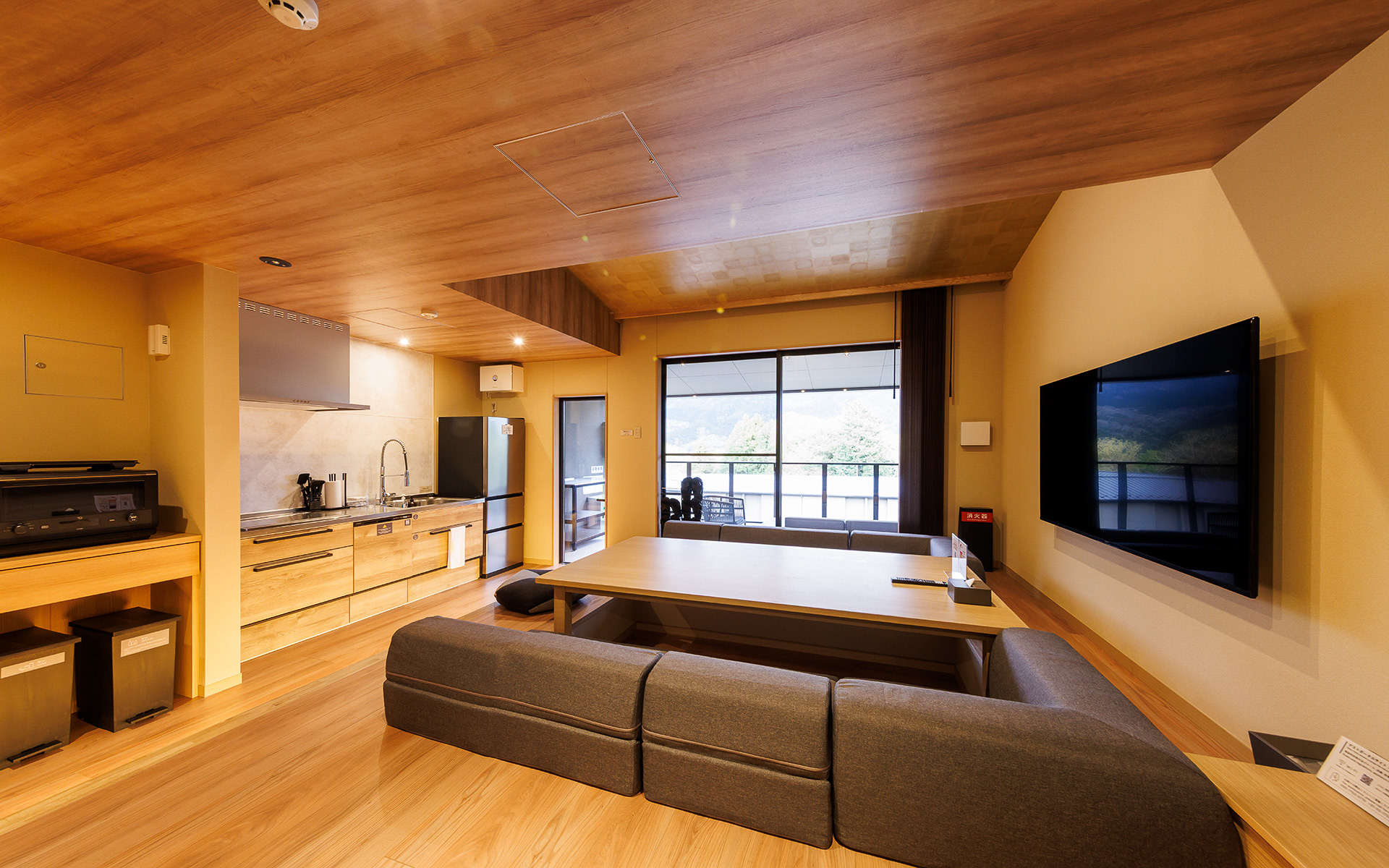 広々としたダイニングとキッチン