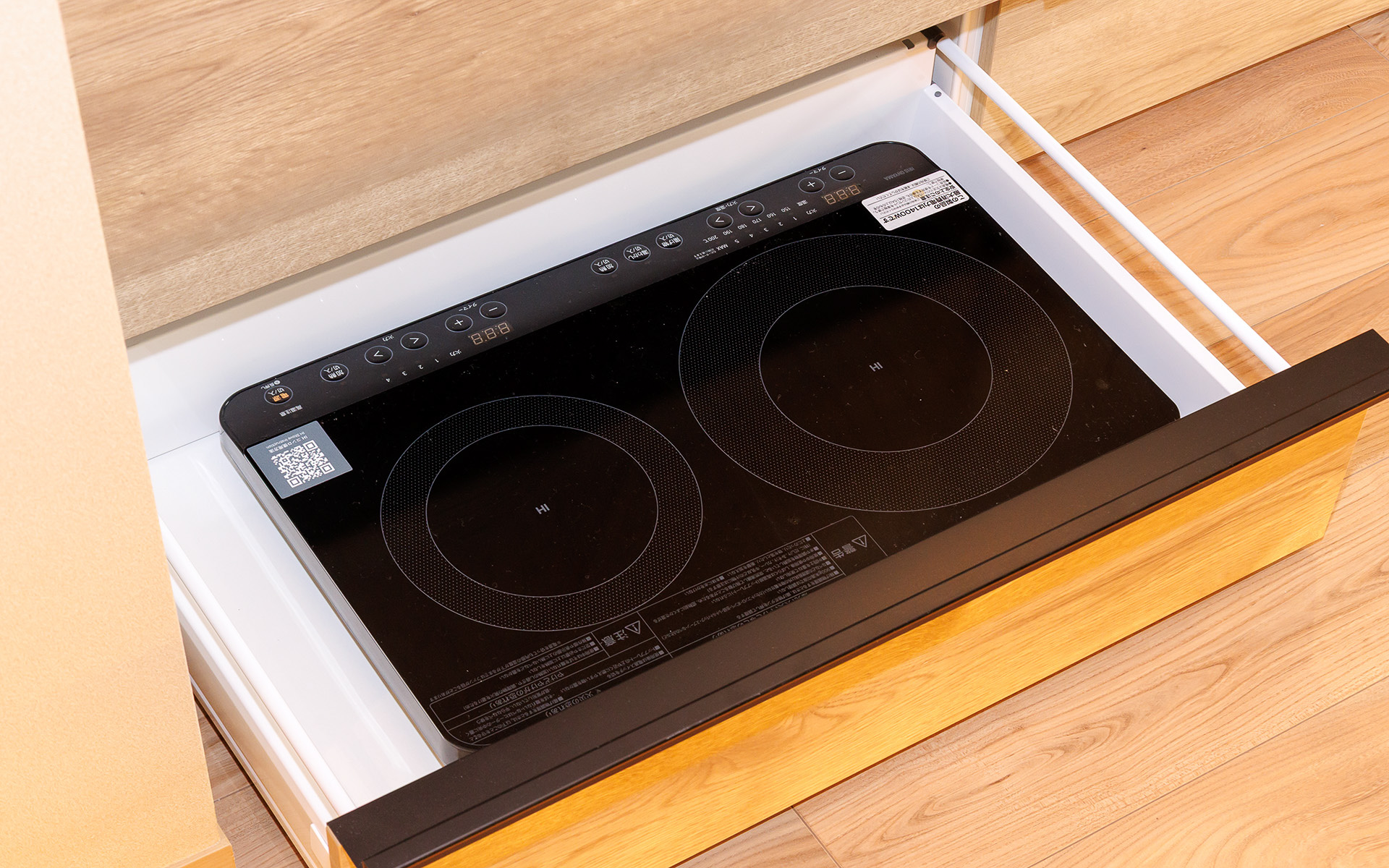 卓上用のIHコンロも。なべ物などはダイニングテーブルで楽しめる