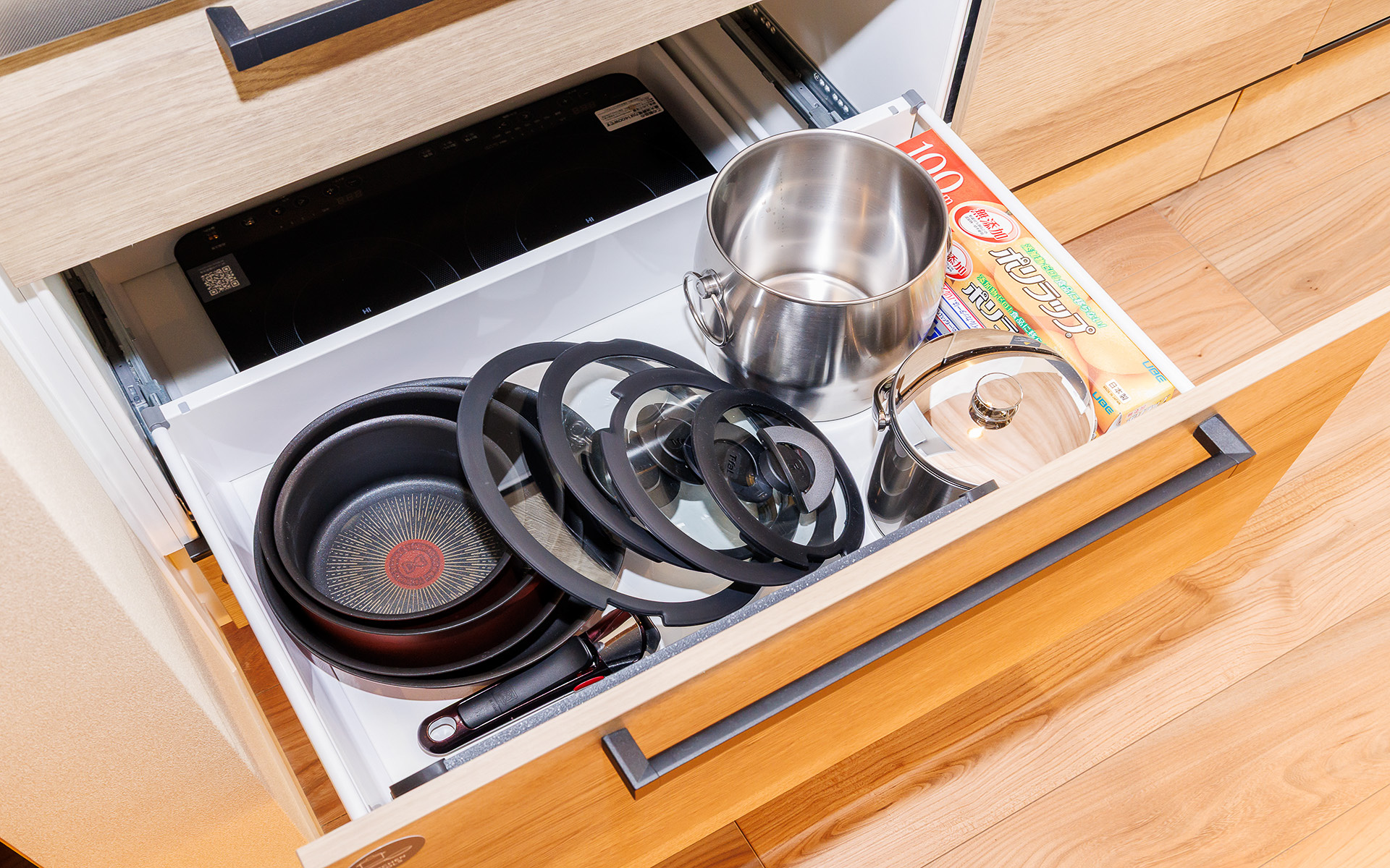 フライパンや鍋類も充実。包丁とまな板もあるので食材を持ち込むことも可能。調味料は用意されていないのでそちらも用意する必要がある