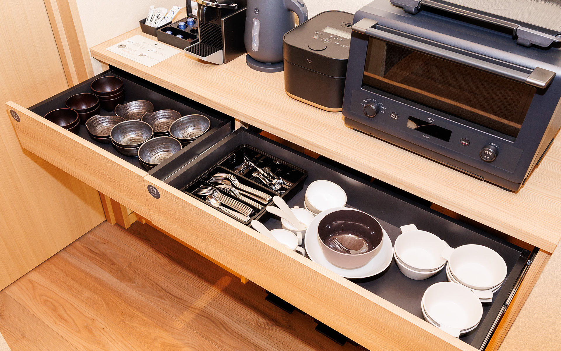 カトラリーや食器類も充実