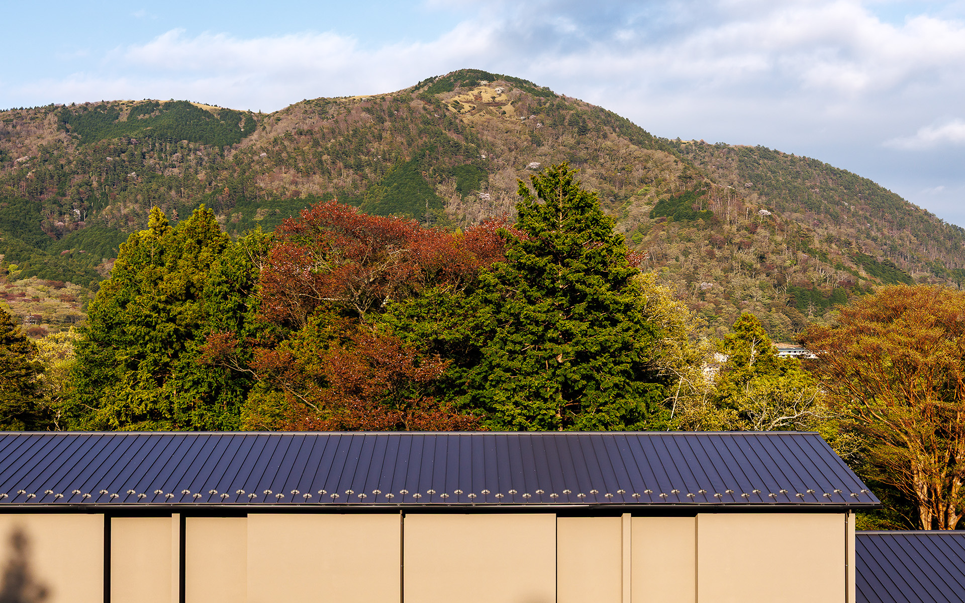 目の前で箱根強羅温泉大文字焼が行なわれる。この日の予約は争奪戦になりそうだ
