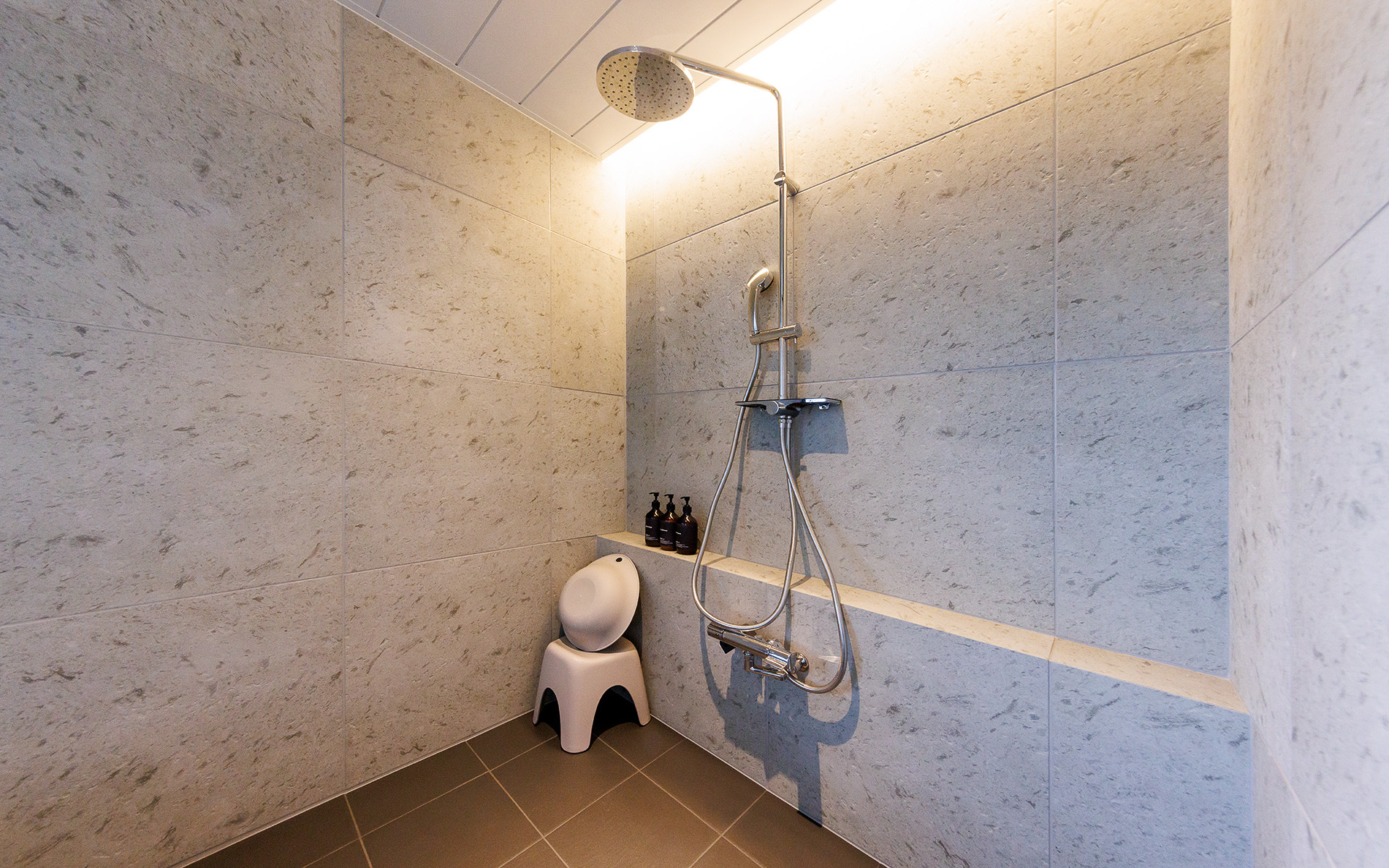 洗い場にはシャワーも