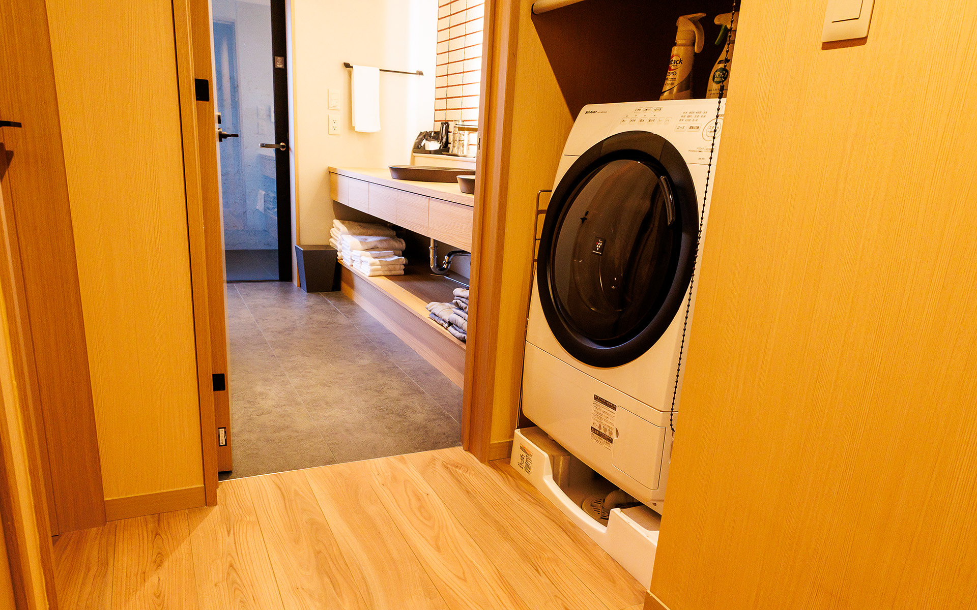 洗面＆脱衣スペースの手前にドラム型洗濯機を設置