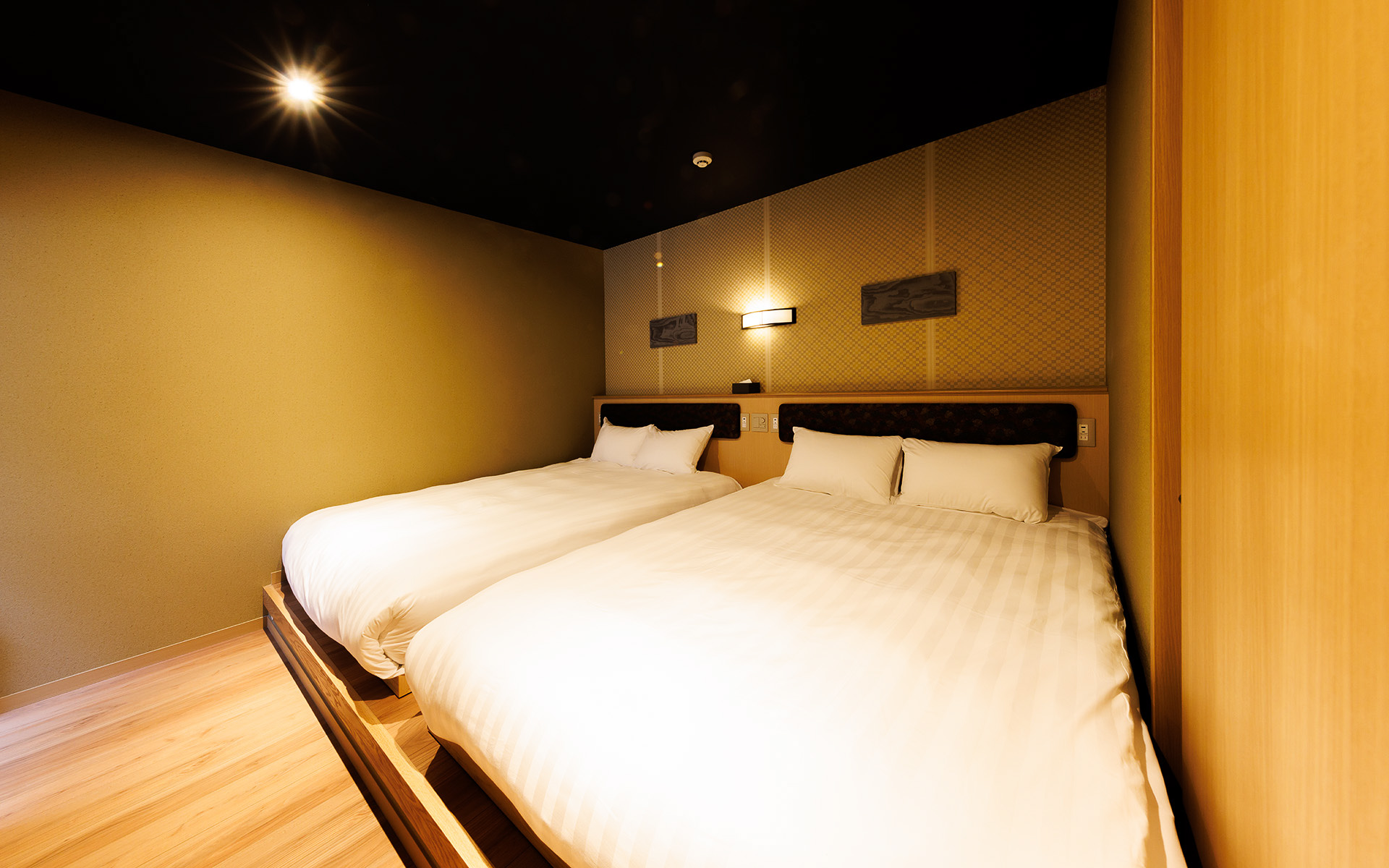 ダブルサイズベッドが並ぶ洋寝室