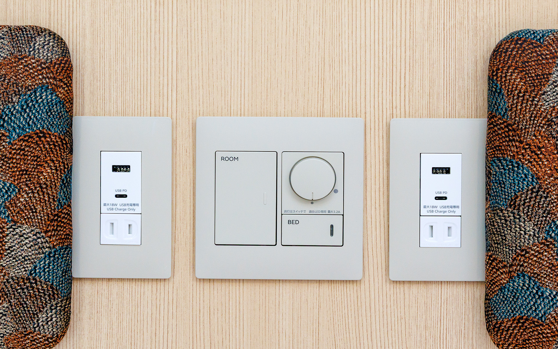 枕もとのコンセントにはUSB充電ポートも。Type-CのPD対応なのもうれしい