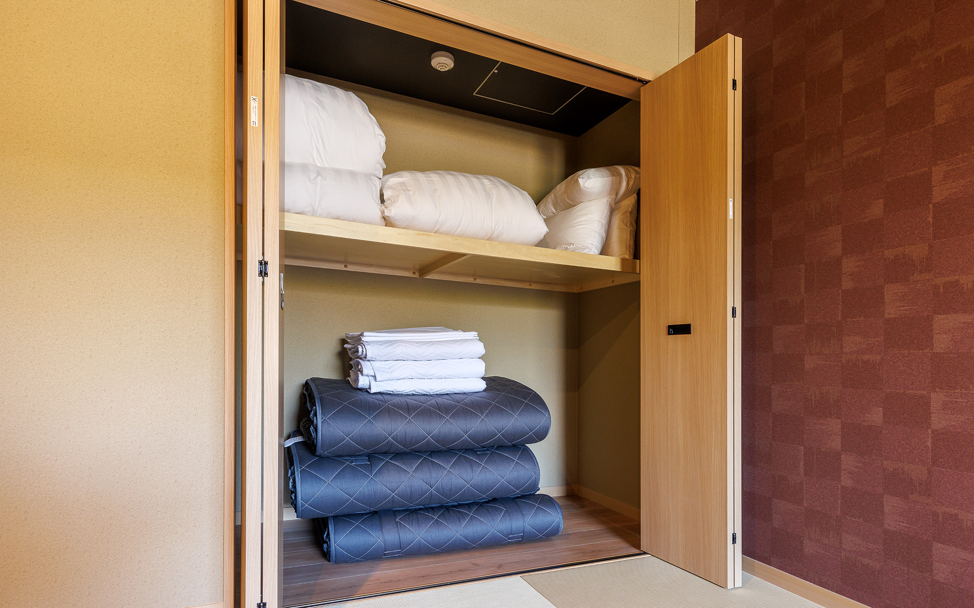 3名分の寝具を用意している