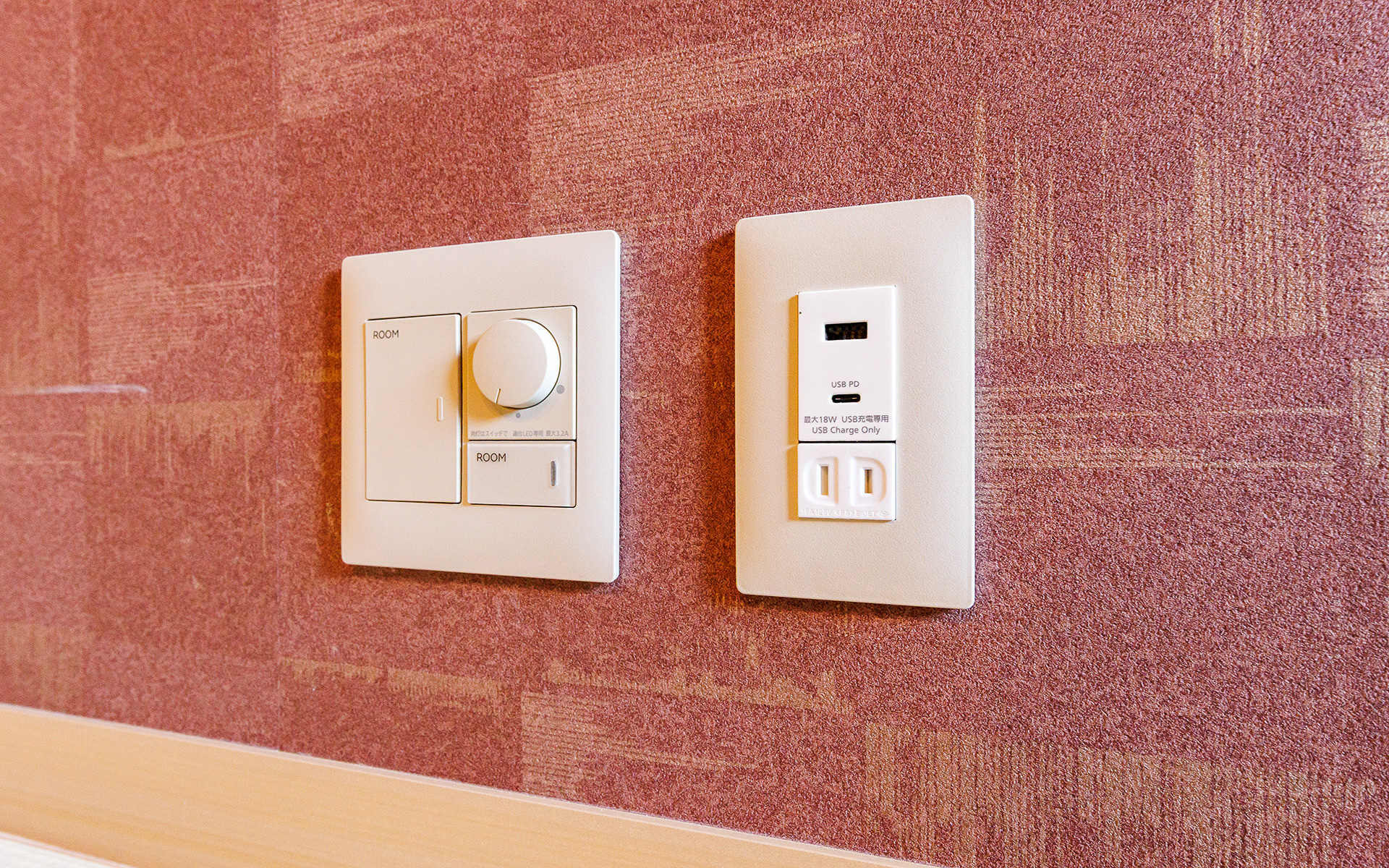 こちらのコンセントにもUSB充電ポートを完備