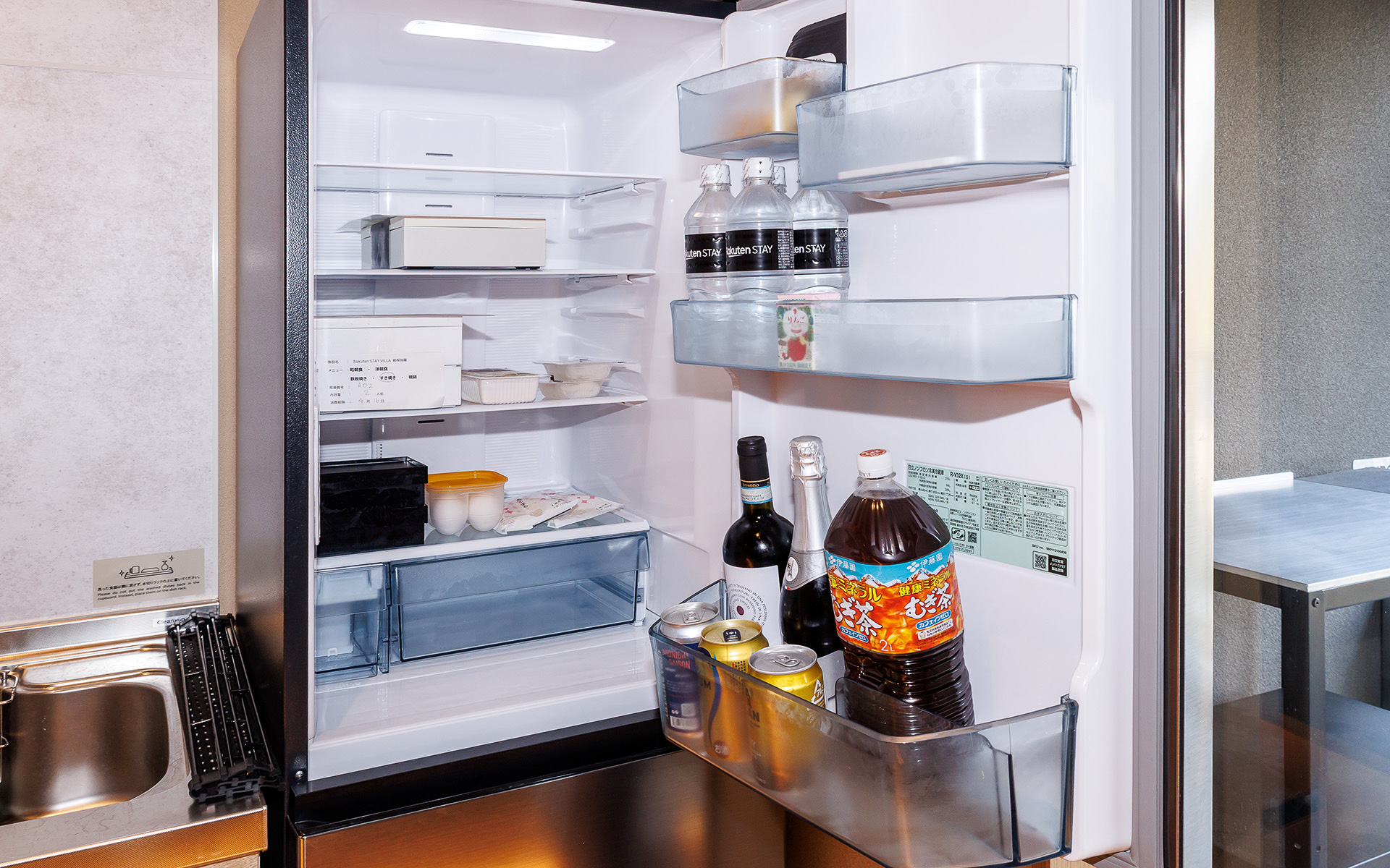 キッチンには大型の冷蔵庫がある