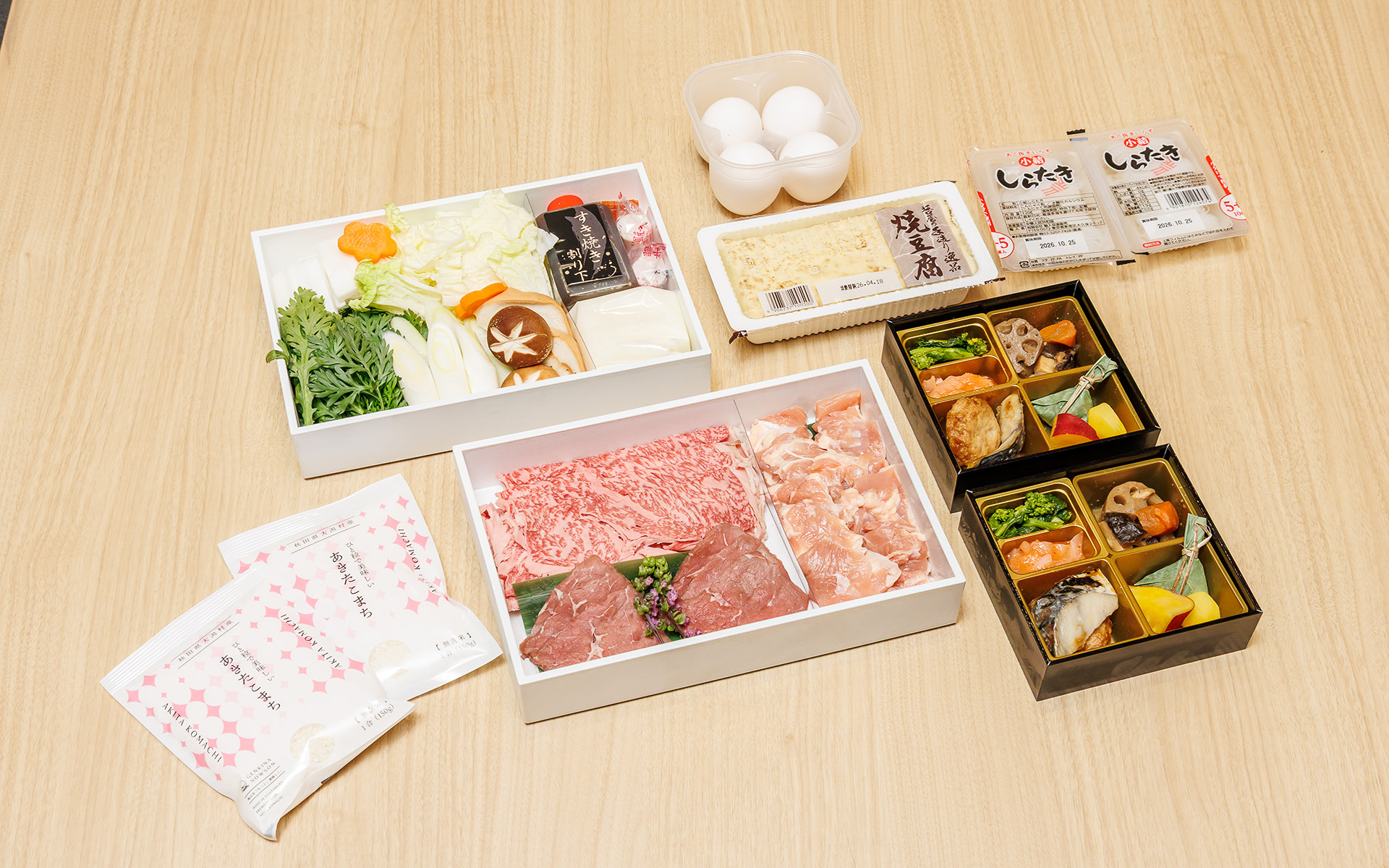 夕食は3種類のなかから国産牛と静岡県産美味鳥のすき焼き＆おばんざいセットをチョイス。写真は2人分になる